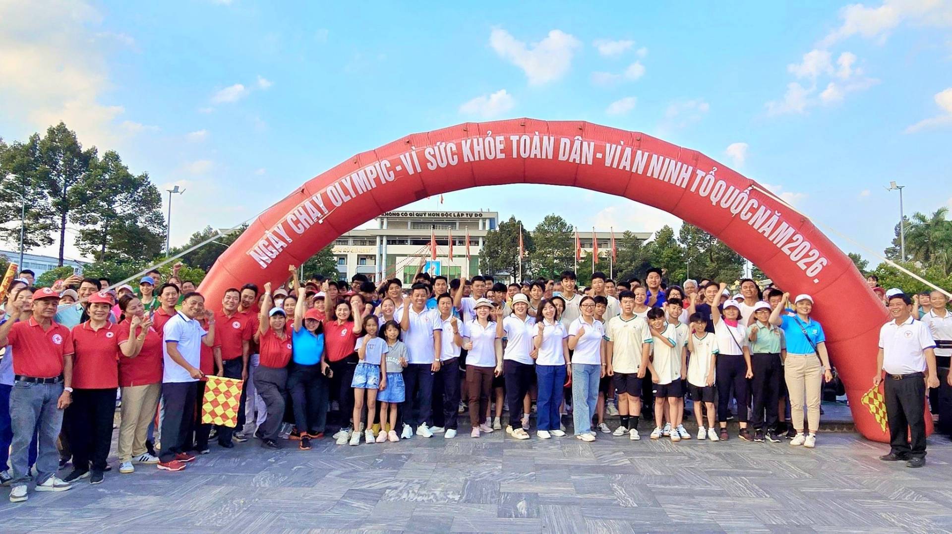 C&oacute; thể l&agrave; h&igrave;nh ảnh về một hoặc nhiều người v&agrave; văn bản