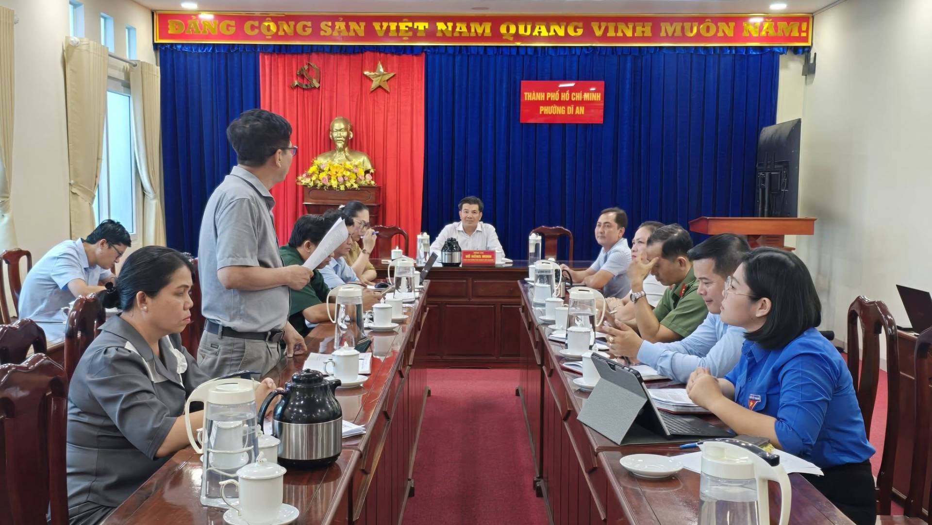 Có thể là hình ảnh về văn bản cho biết 'ĐANG CỘNG SAN VIET NAM QUANG VINH MUÔN NAM! THÀNH PHO L WCH M0 CHI 当屋 iina PHƯÙNG AN'