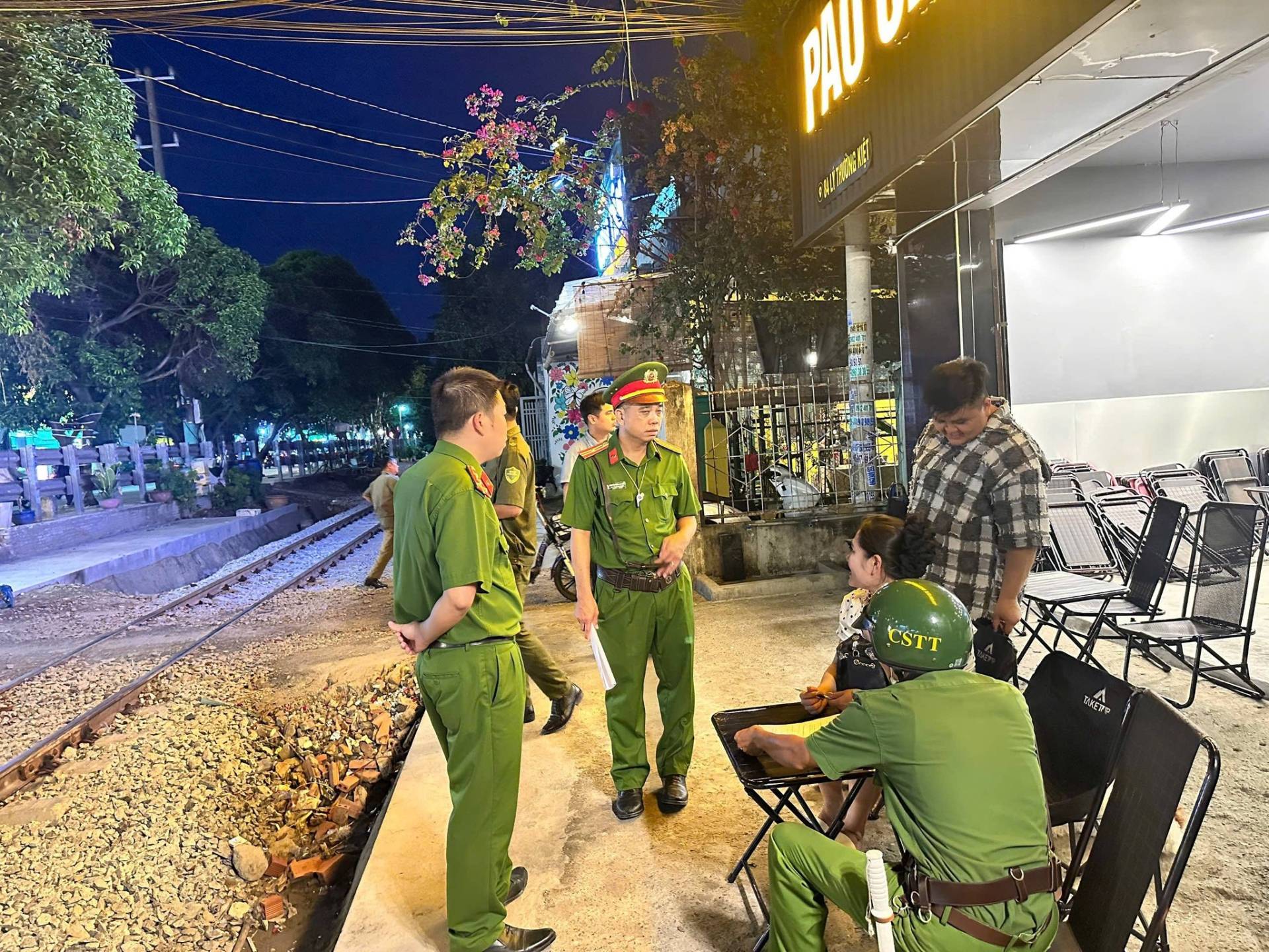 C&oacute; thể l&agrave; h&igrave;nh ảnh về một hoặc nhiều người v&agrave; văn bản