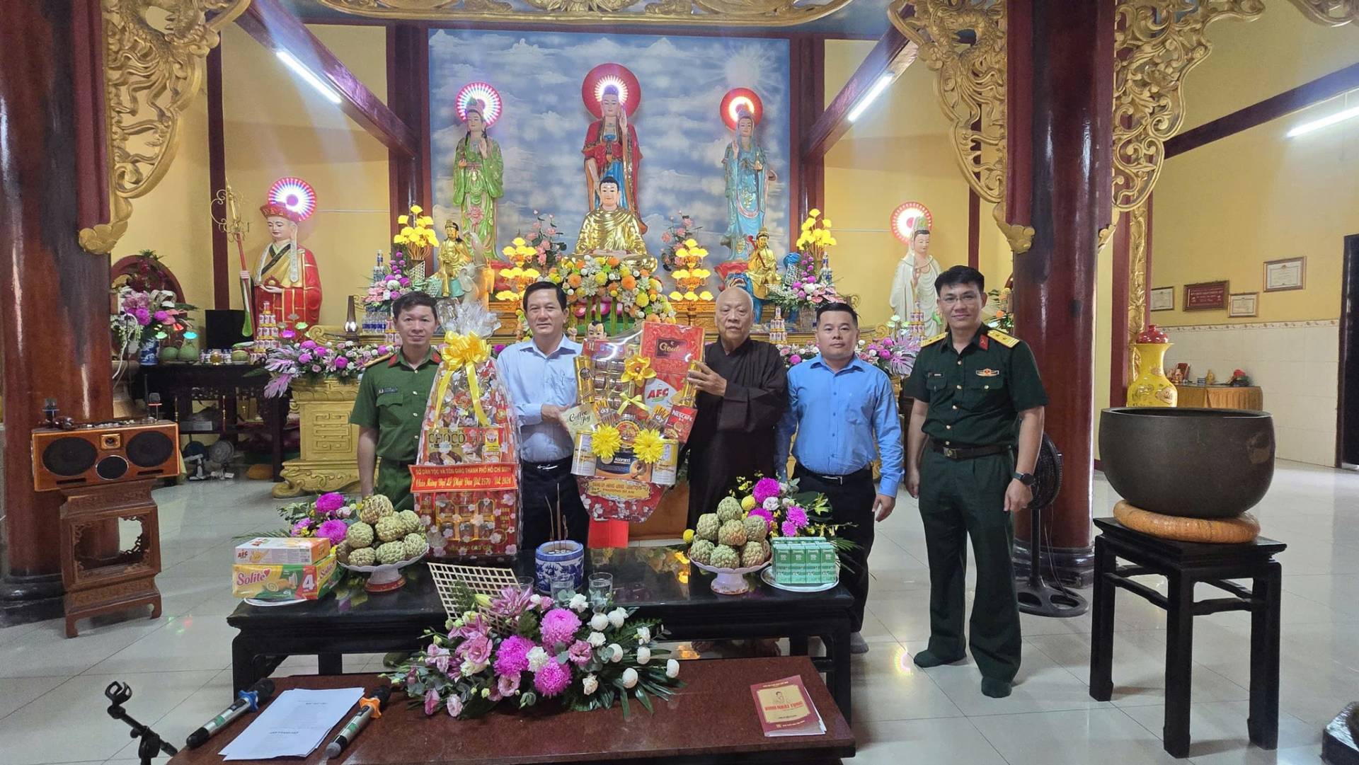 Có thể là hình ảnh về đền thờ và văn bản