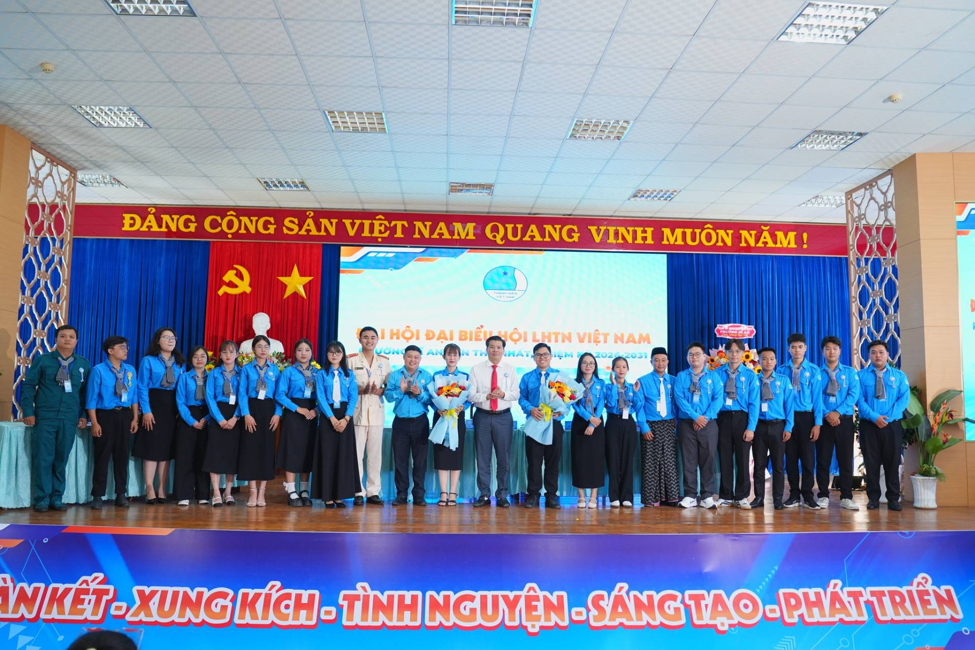 C&oacute; thể l&agrave; h&igrave;nh ảnh về c&aacute;i bục v&agrave; văn bản