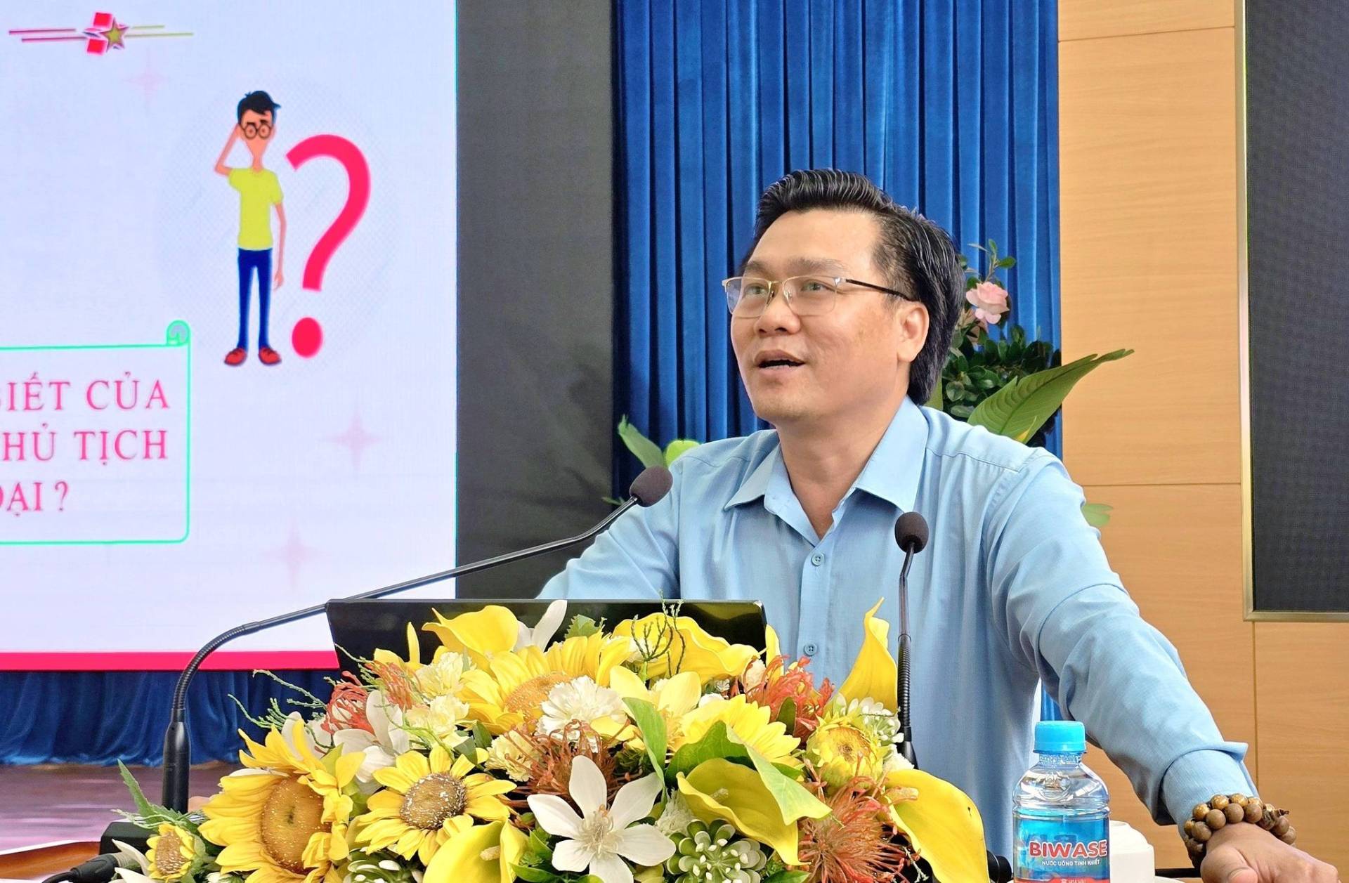 Có thể là hình ảnh về cái bục và văn bản