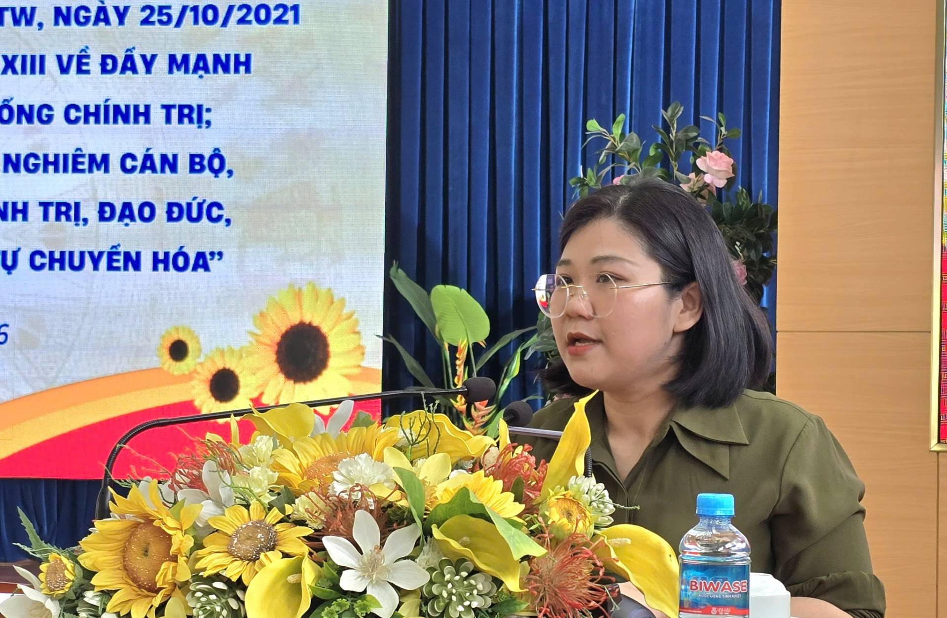 Có thể là hình ảnh về văn bản cho biết 'W, NGAY 25/10/2021 IH VỀ ĐẤY MẠNH ỐNG CHÍNH TRỊ; NGHIÊM CÁN BỘ, H TRỊ, ĐẠO ĐỨC, Ự CHUYẾN HOA" BIWASE BIW 올의복'