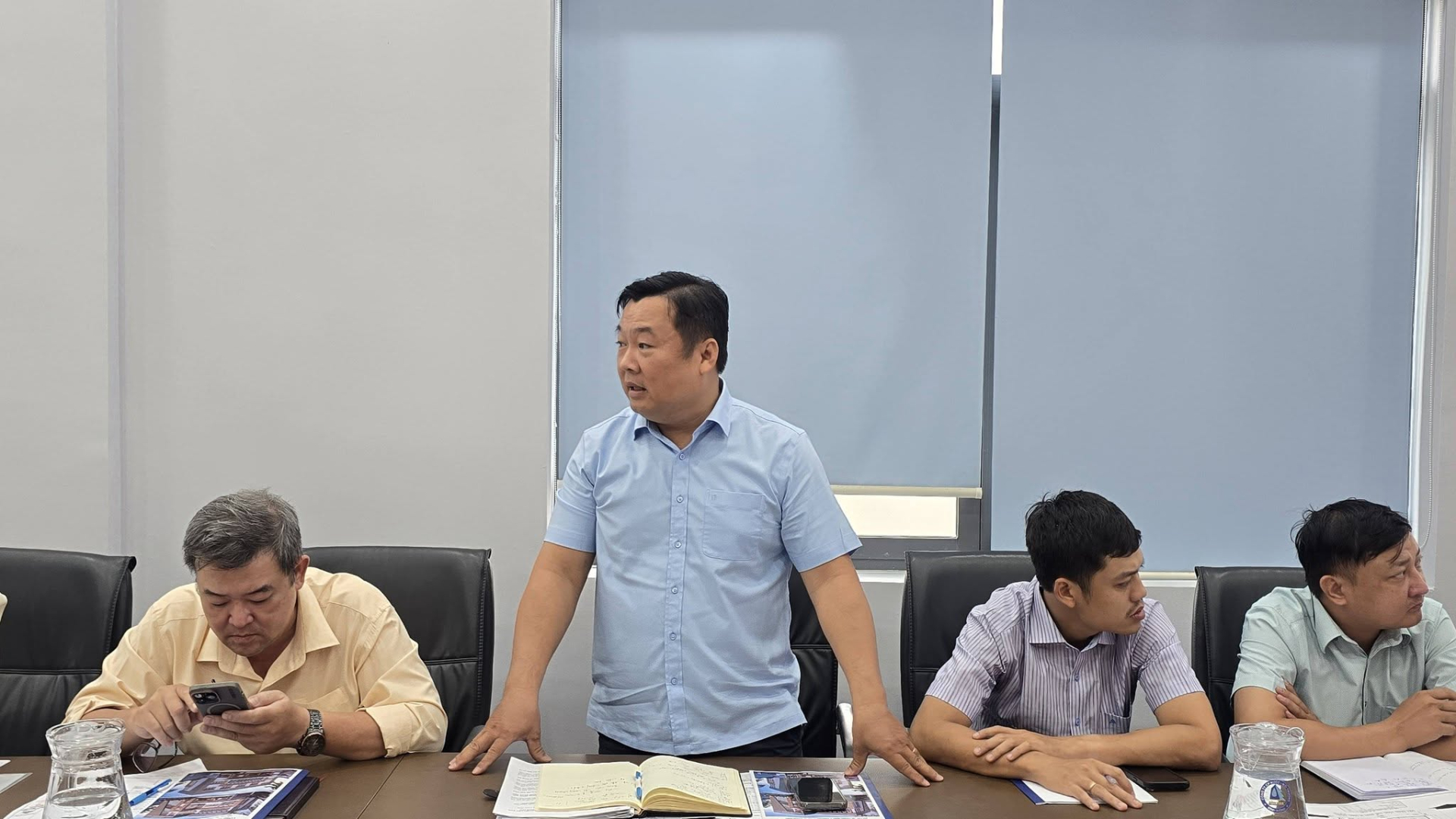 C&oacute; thể l&agrave; h&igrave;nh ảnh về một hoặc nhiều người, mọi người đang học v&agrave; ph&ograve;ng tin tức