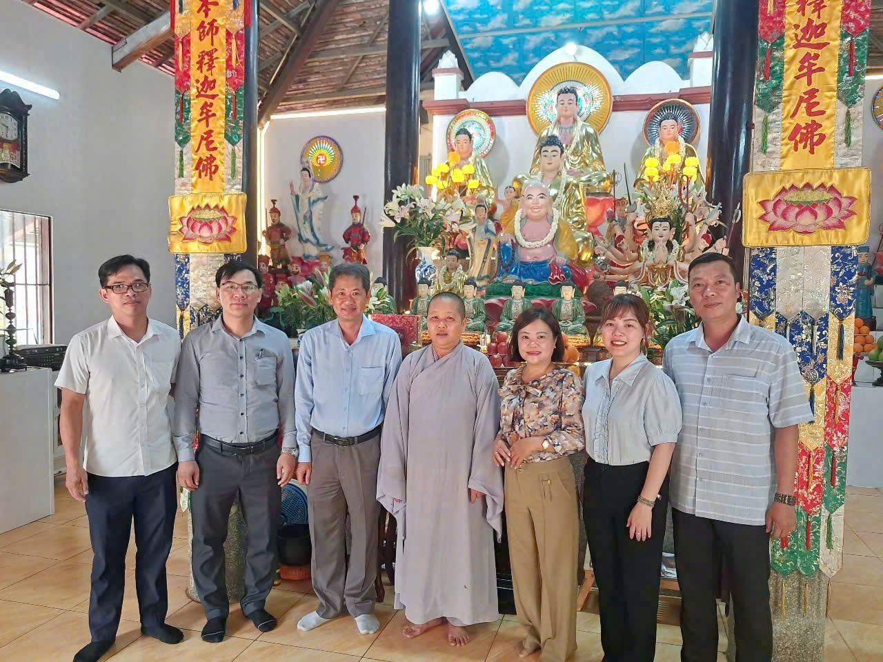 Có thể là hình ảnh về một hoặc nhiều người và đền thờ