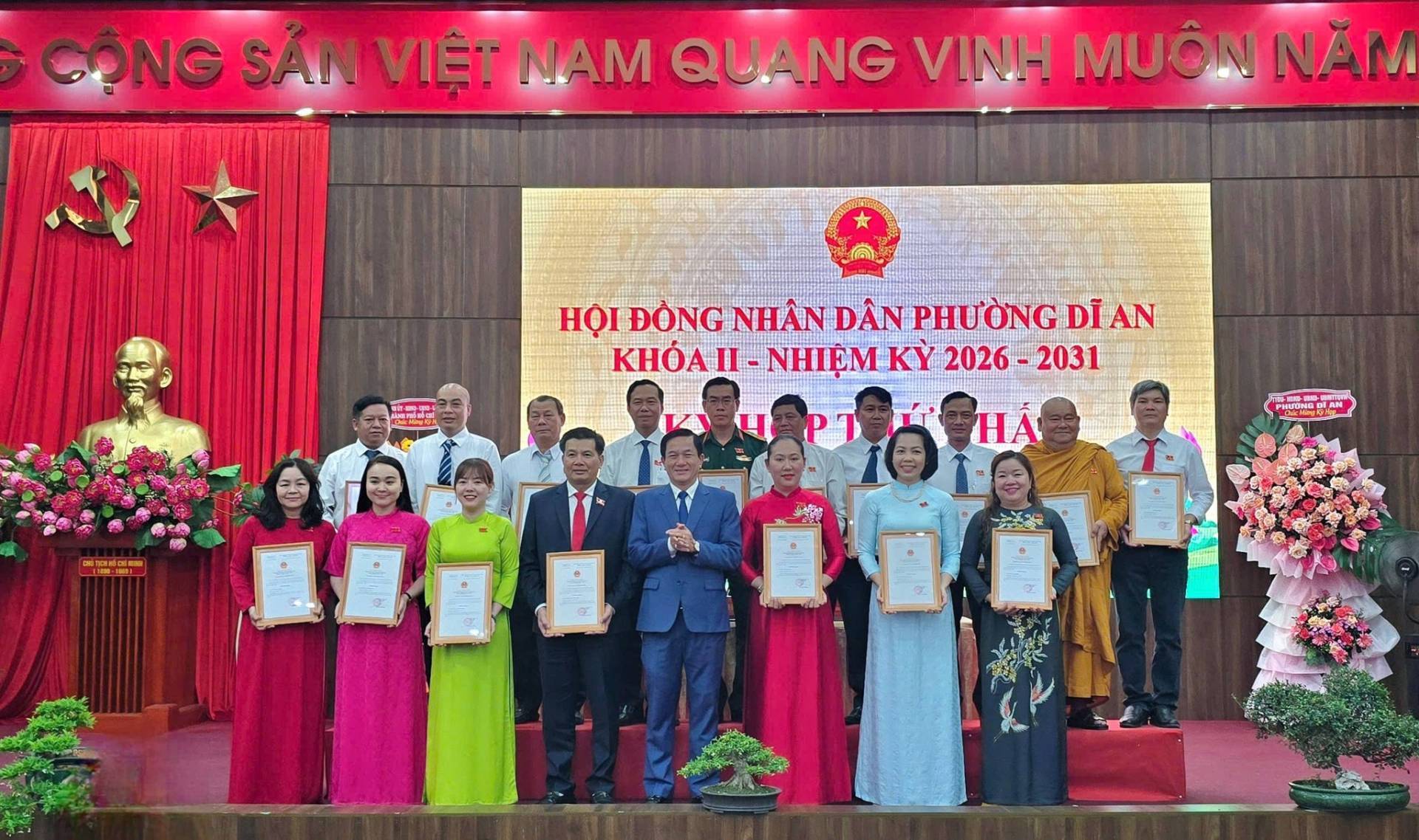 Có thể là hình ảnh về một hoặc nhiều người, cái bục và văn bản
