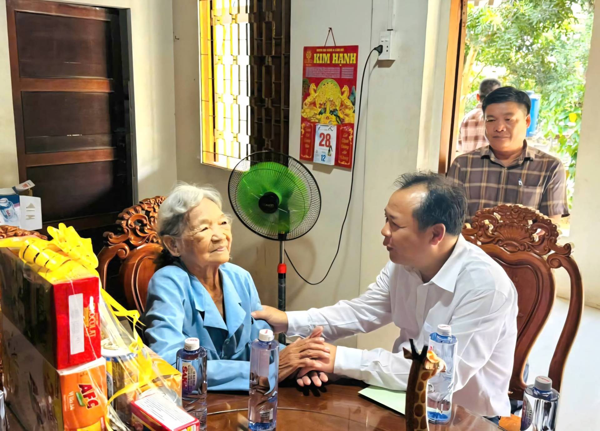 C&oacute; thể l&agrave; h&igrave;nh ảnh về một hoặc nhiều người v&agrave; văn bản