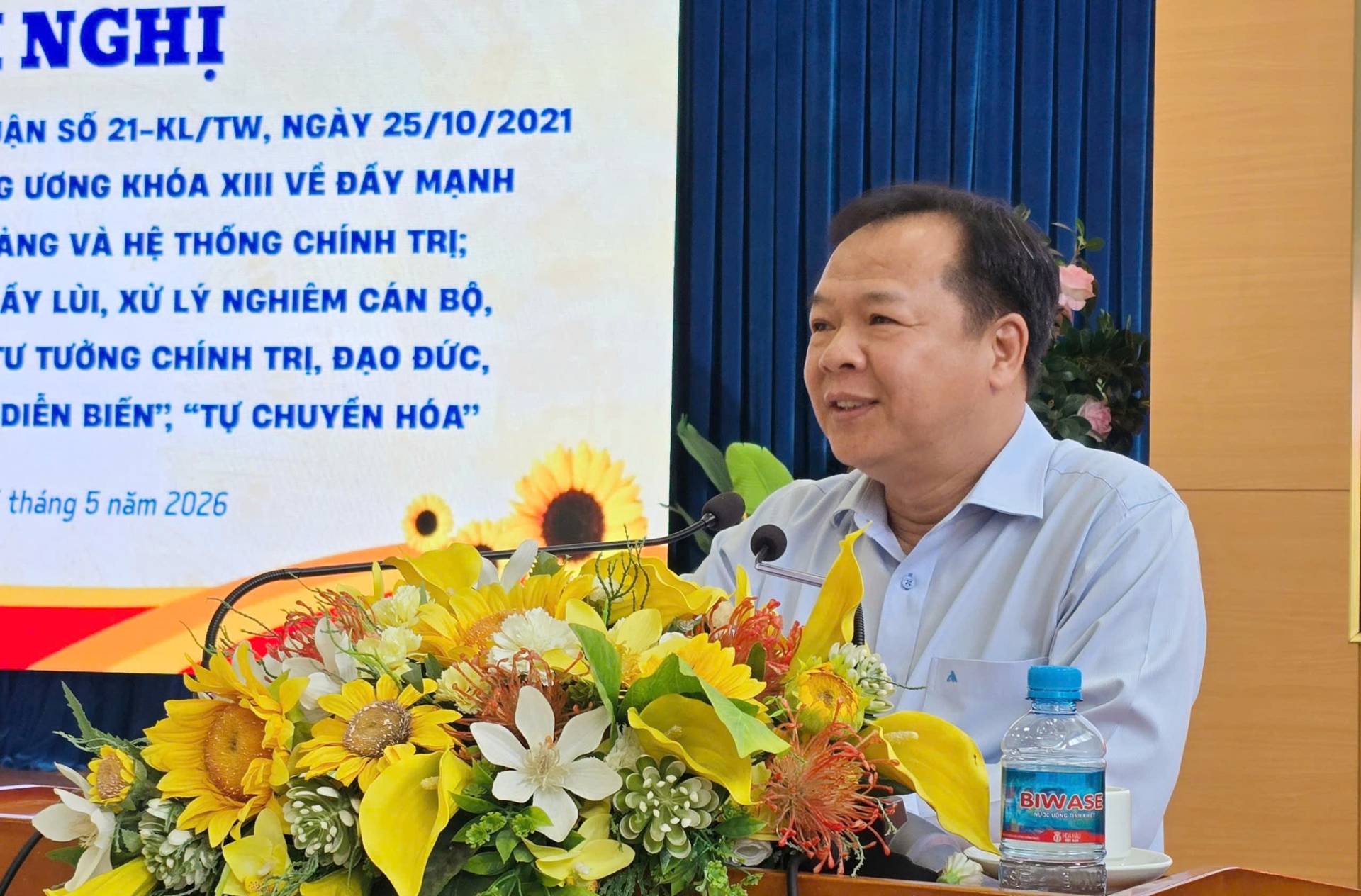 Có thể là hình ảnh về văn bản cho biết 'NGHỊ ẬN sỐ 21-KL/TW, NGÀY 25/10/2021 ƯƠNG KHOA XIII VẾ ĐẤY MẠNH NG VÀ HỆ THỐNG CHÍNH TRỊ; ẤY LÙI, XỬ LÝ NGHIÊM CÁN BỘ, บ TƯỞNG CHÍNH TRỊ, ĐẠO ĐỨC, ĐIỀN BIẾN", "TỰ CHUYẾN HOA" tháng 5 năm 2026 ฝ BIW BIWASE ASE 新'