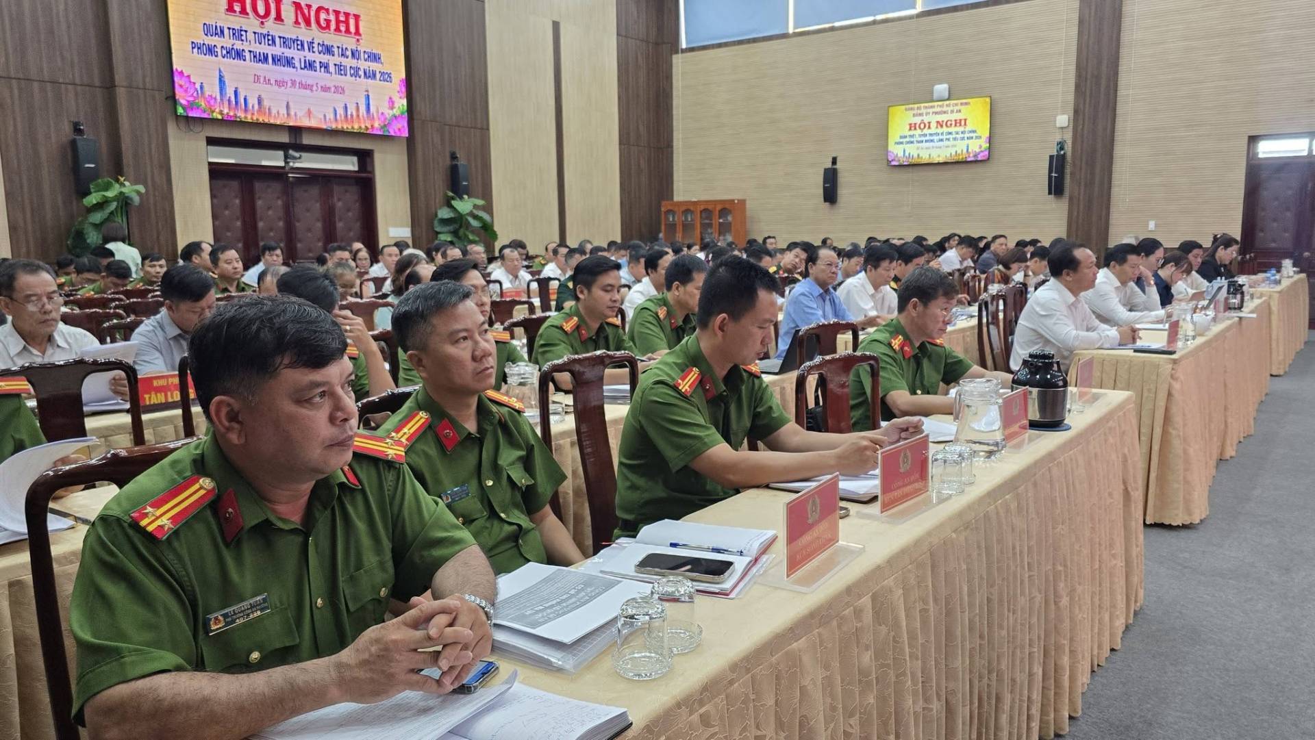 Có thể là hình ảnh về một hoặc nhiều người và văn bản
