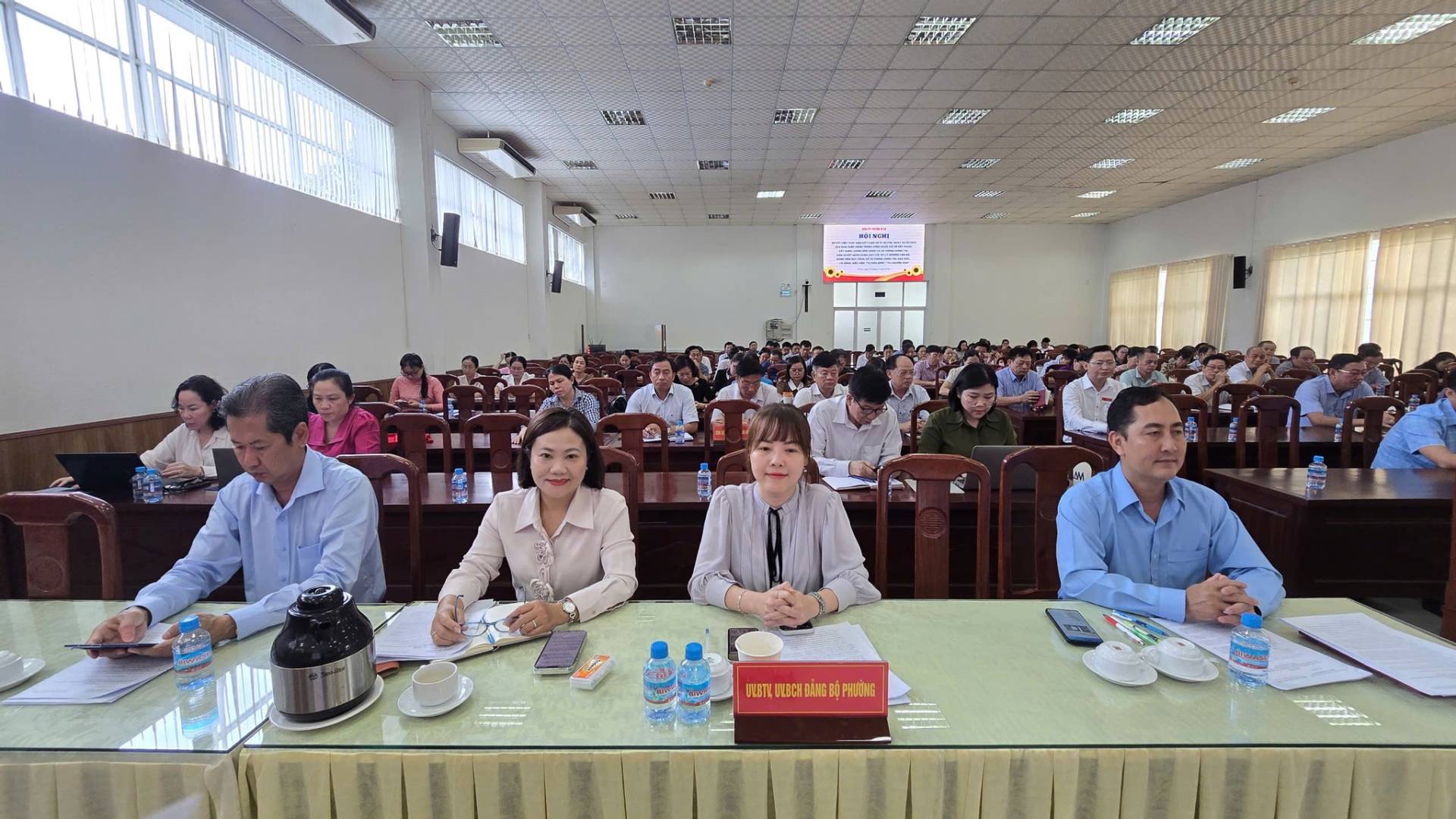 C&oacute; thể l&agrave; h&igrave;nh ảnh về một hoặc nhiều người, mọi người đang học v&agrave; văn bản