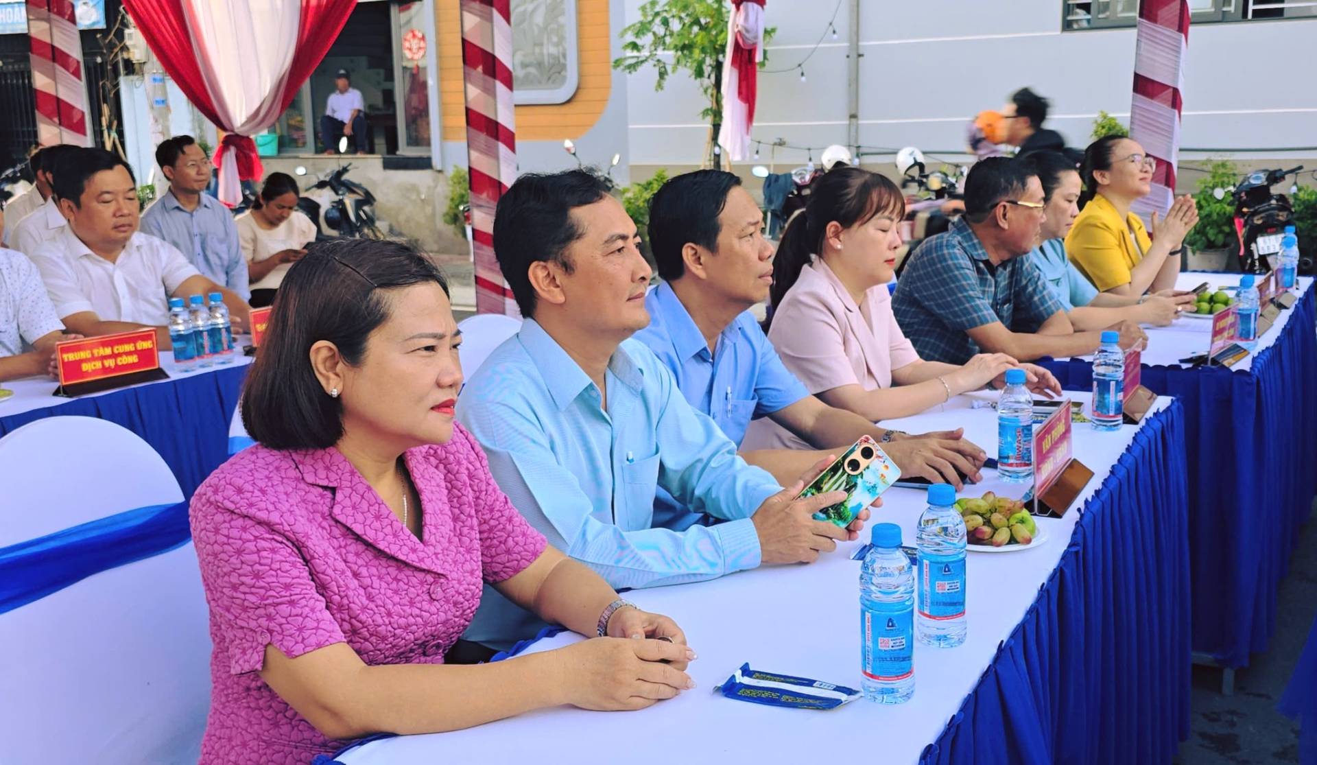 Có thể là hình ảnh về một hoặc nhiều người và văn bản