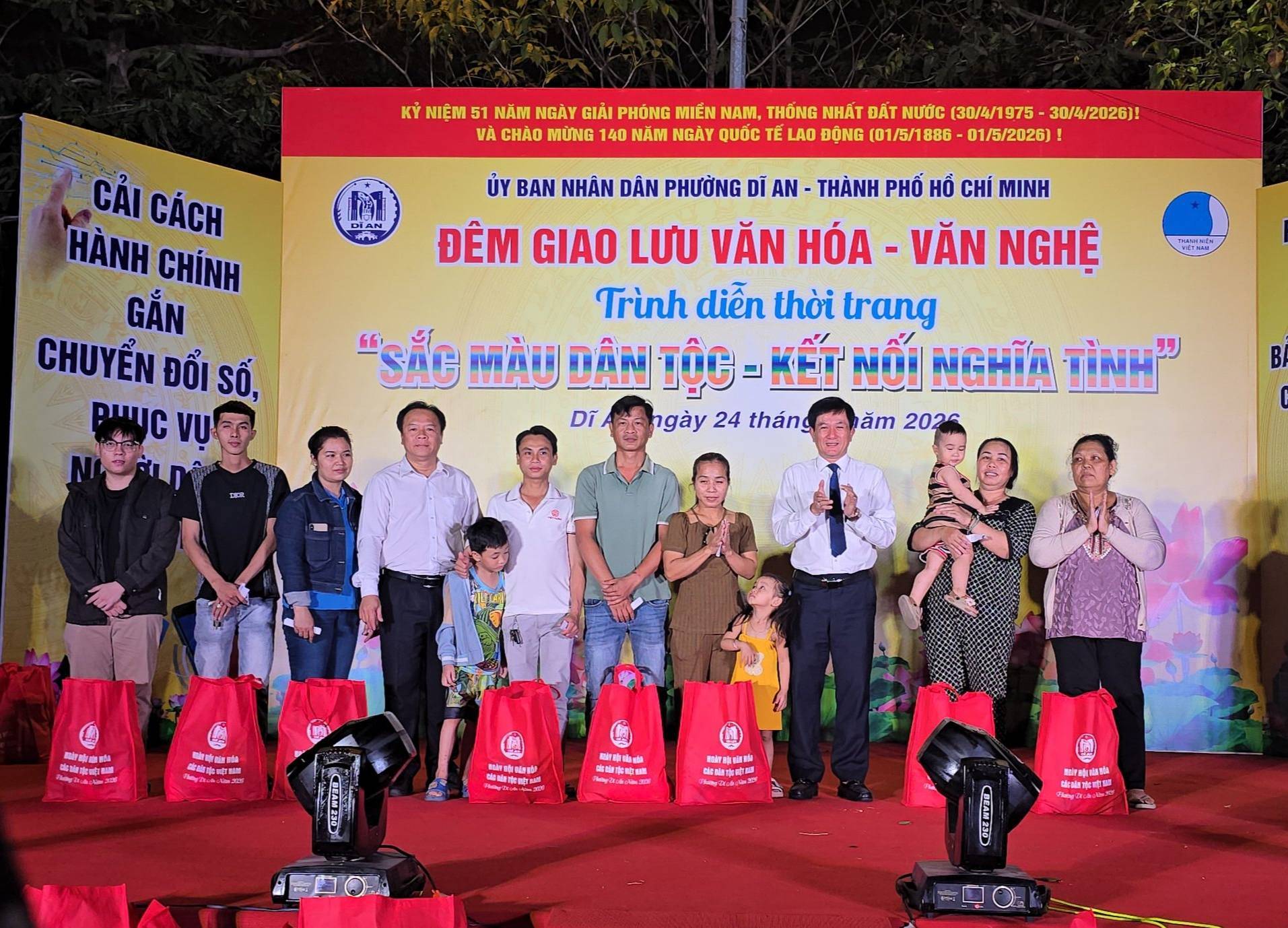 Có thể là hình ảnh về một hoặc nhiều người và văn bản