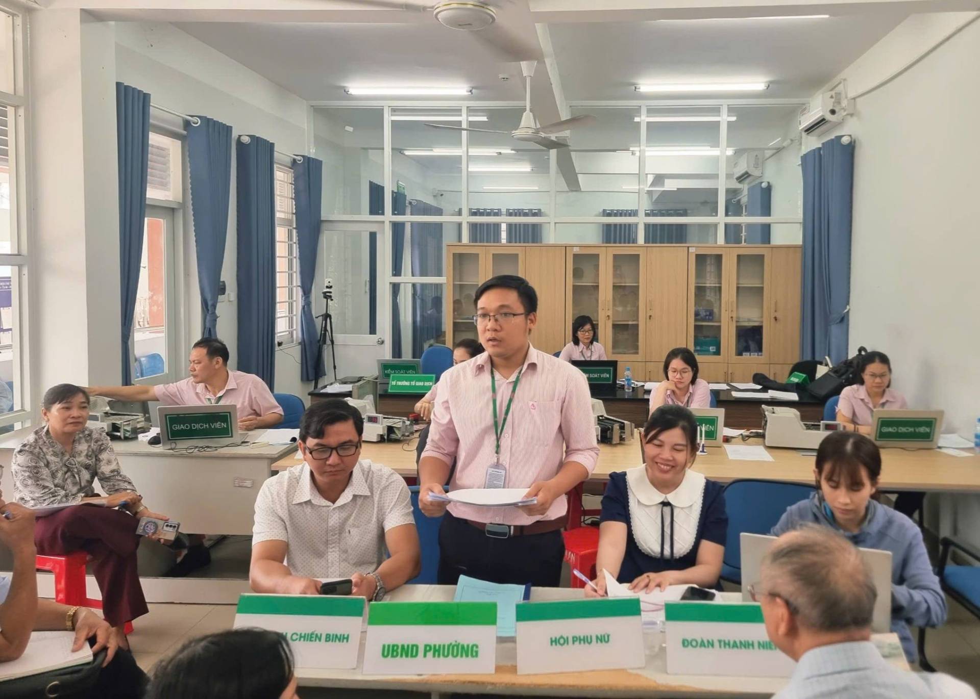 C&oacute; thể l&agrave; h&igrave;nh ảnh về một hoặc nhiều người, mọi người đang học v&agrave; văn bản cho biết 'CHIẾN CHIENBINH BINH UBNDPHƯƠNG UBND PHƯỞNG HOIPHUNU HỘI PHU NỮ DOANTHANHNIE DOANTHANH ĐO&Agrave;N THANH NIE'