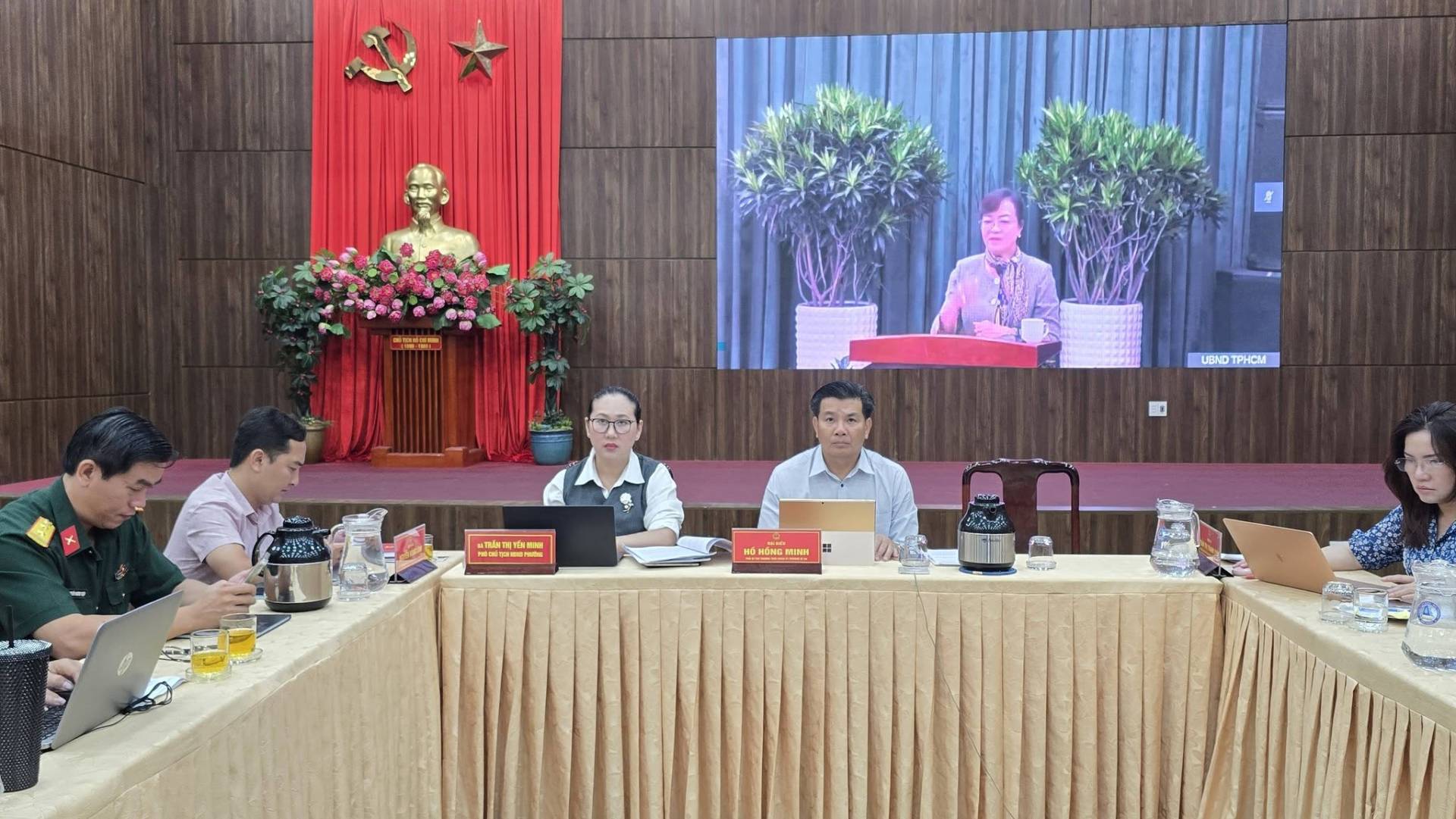 Có thể là hình ảnh về cái bục và văn bản