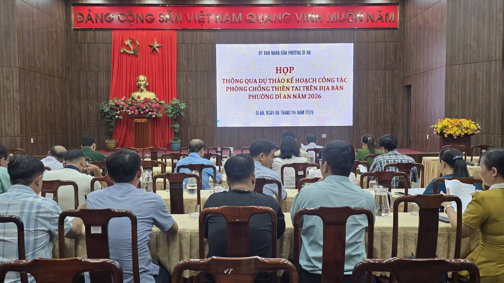 C&oacute; thể l&agrave; h&igrave;nh ảnh về c&aacute;i bục v&agrave; văn bản cho biết 'ĐẢNGCONG ĐẢNG CỘNG S&Aacute;N VIỆT VI&Ecirc;TNAM NAM QUANG VINH MUỘN NĂM UY CERS . AN HỌP TH&Ocirc;NG QUA DỰTH&Aacute;O KẾ KEHOACH C&Ocirc;NGT T&Aacute;C PH&Ocirc;NGCH&Oacute;NGTHI&Ecirc;NTATRENĐIAB TR&Ecirc;N ĐỊA B&Agrave;N CHỐNG THI&Ecirc;N PHƯ&Ograve;NG AN NĂM 2026 IEAN CAVOE THAЛC ЛAM 2028 ロ 111戸目 岡 H0 包'