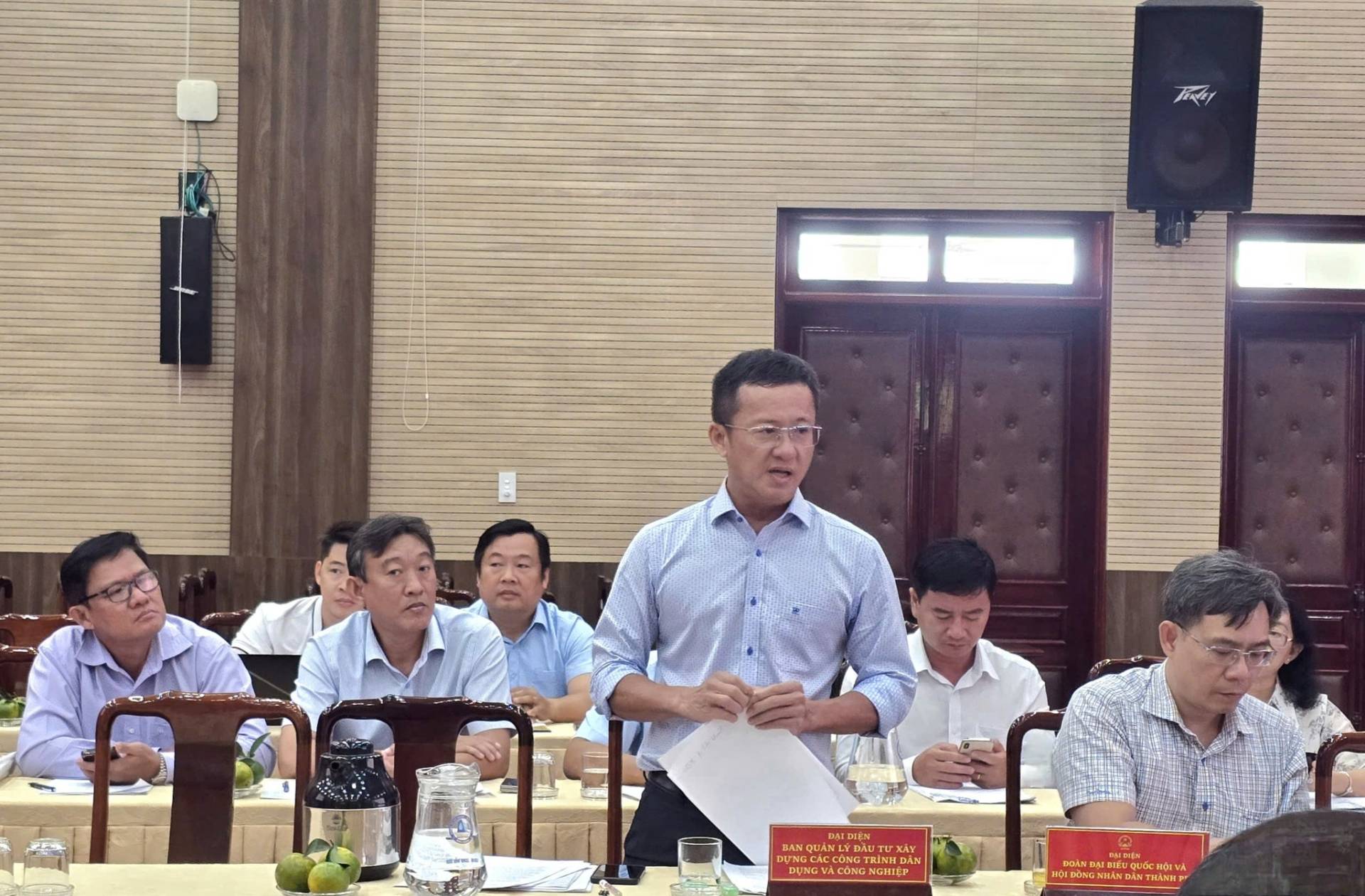 Có thể là hình ảnh về một hoặc nhiều người và văn bản