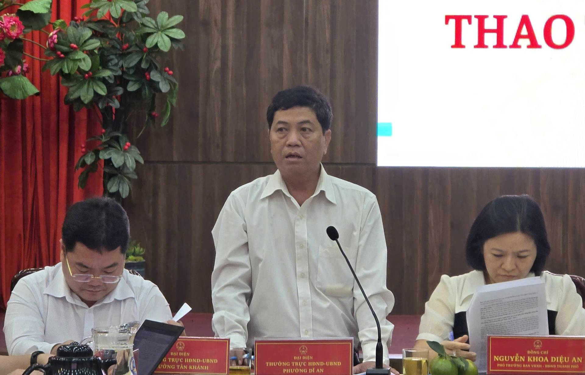 Có thể là hình ảnh về một hoặc nhiều người và văn bản cho biết 'THAO BALBEÊR TRUCHOND-UBND TRỰC IDND-UBND ÔNGTANKHÁNH KHẢNH ΤΗΌΝΟ THƯỜNGTRYCHDND-UIND TRỰC HDND CHDND-UBND JBND H ĐÔNGCHI NGUYỀN KHOADIỆU NGUYỄNKHOADIỆUAN AN KHO DIỀU WWTWVOMEAHWWWTH'