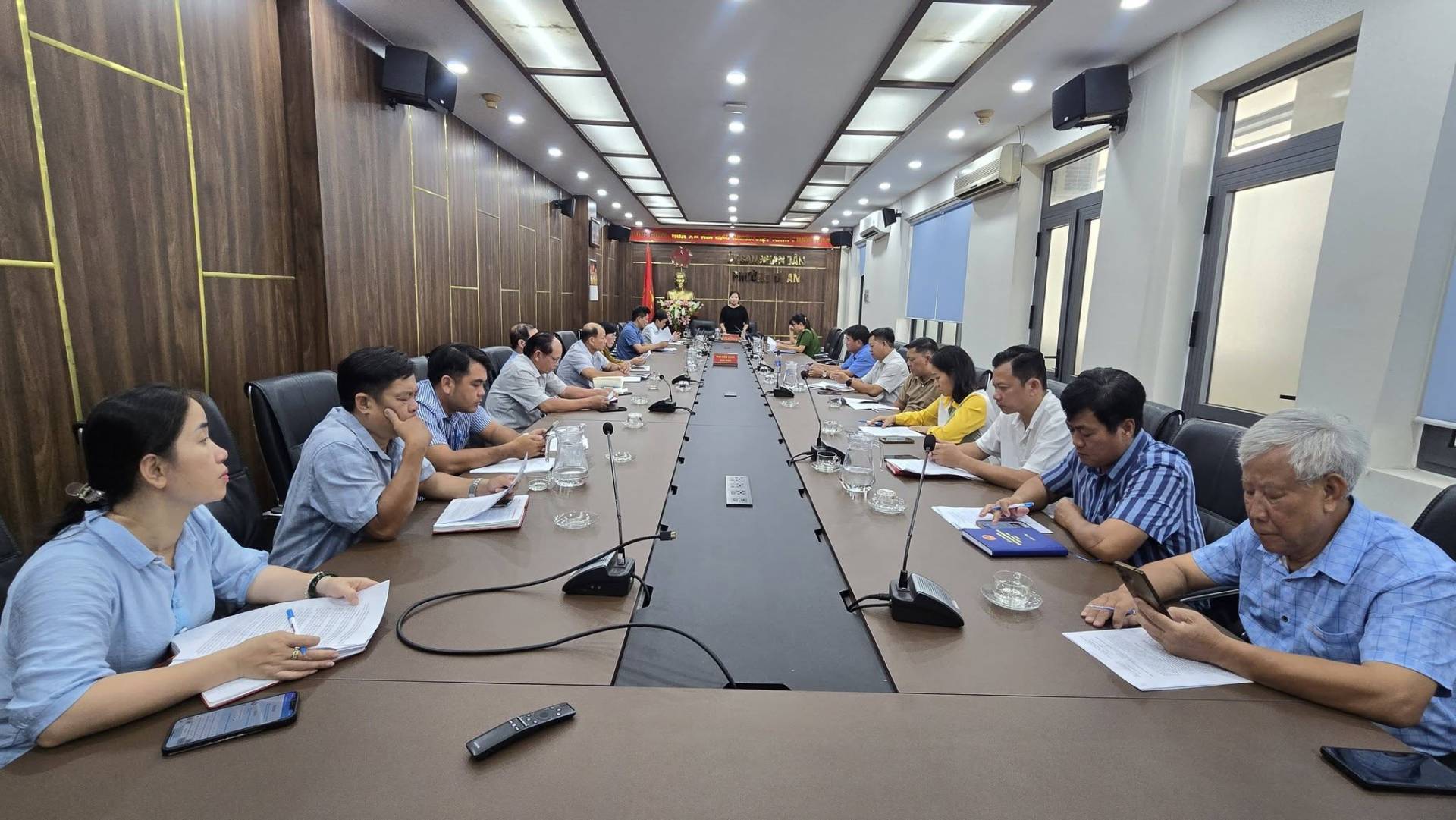 C&oacute; thể l&agrave; h&igrave;nh ảnh về b&agrave;n v&agrave; văn bản