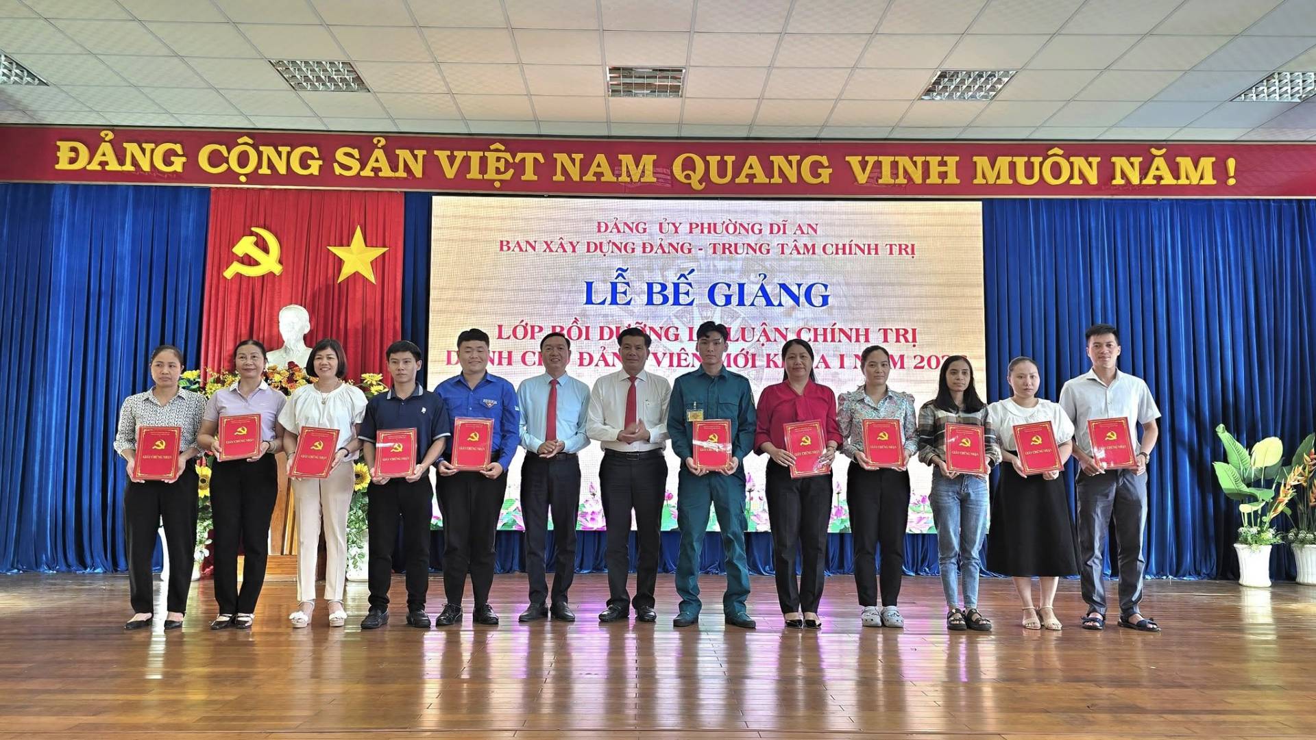 Có thể là hình ảnh về văn bản cho biết 'ĐẢNG CỘNG SẢN VIỆT NAM QUANG VINH MUÔN NĂM! DÀNG ỦY PHÚ ONG DĨ AN BANXÂY XÂY DỰNG ĐÀNG TRUNG TÂM CHÍNH TRỊ LỄ BE GIÁNG LỚPRỔI BỔI DƯNG LUÂNCHÍNH ΣΗΊΝΗ TRỊ ĐAN VIÊN 1ỚI 20 ዝግዝስሰጊዚር"'