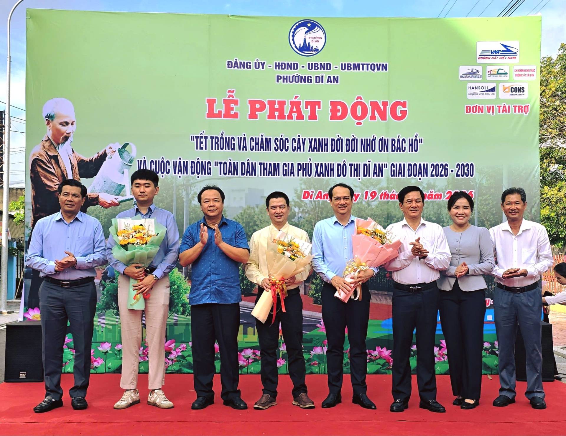 Có thể là hình ảnh về một hoặc nhiều người và văn bản cho biết '64TWYTA HANSOL 6-5 CONS ĐẢNG ỦY HDND UBND UBMTTQVN PHƯỞNG Dİ AN AN LỄ PHÁT ĐỘNG "TẾT TRỒNG VÀ CHĂM SÓC CÂY XANH ĐỜI ĐỜI NHỚ ƠN BÁC HỒ" VÌCUỘC VẬN ĐỘNG "TOÀN DÂN THAM GIA PHỦ XANH ĐÔ AN" GIAI ĐOẠN 2026 2030 ĐƠN VỊ TÀI TRỢ Di DiAn 19 thái ιαΜ 四 yc - ർതനന 1S'