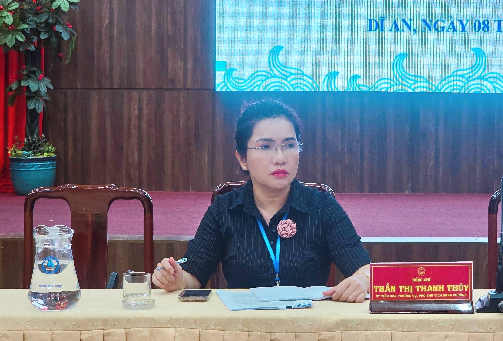 Có thể là hình ảnh về cái bục và văn bản cho biết 'DĨ IANNGAY08 AN, NGÀY 087 र .酸抑年 នយ 103 TRẦNTHTHANHTHỦY ĐONG TRẦN THỊ THANH THỦY . ማማ ήH ម UNV หชด BAM THƯỞNG 1០'