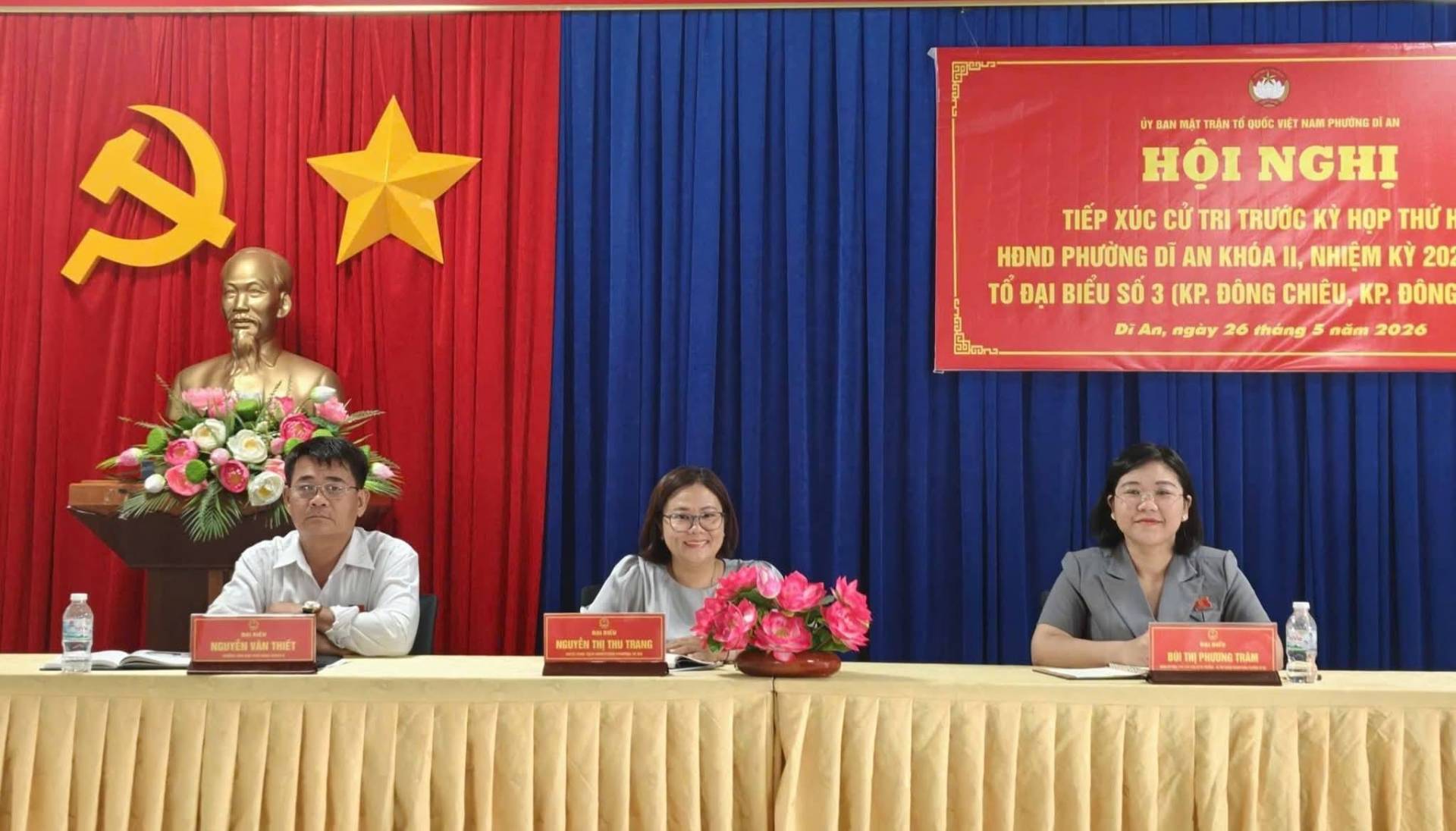 Có thể là hình ảnh về văn bản cho biết 'A ÚY ANM TRẮN QUỐC VIE IET NAM PHƯƠNG AN HỘI NGHỊ TIẾP χύς CỬ TRI TRƯỚCK HỌP THỨ HĐND PHƯỞNG DĨ AN KHÓA |. NHIỆM Ky 202 TỔ ĐẠI BIỀU SỐ 3 (KP. ĐÔNG CHIÊU, E KP. ĐÔNG Di An, ngày 26 tháng 5 năm 2026 MGUTÉNSÂN THIET NEUTE NEUTENTI 법 PHUUMA กปลม'