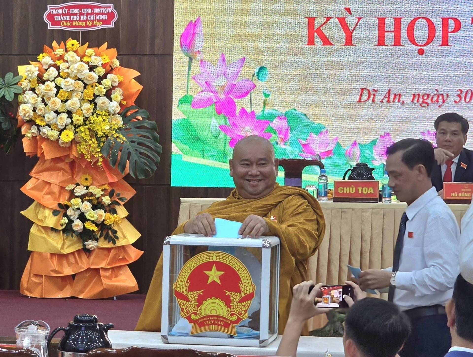 Có thể là hình ảnh về đền thờ và văn bản cho biết 'THẢNH BND UEND- THÀNH HOHO HỒCH MINH Chúc Minig y T dop KY HOP Dĩ DiAn, An, ngày 30 CHỦ TỌA RÓ HÔNG'