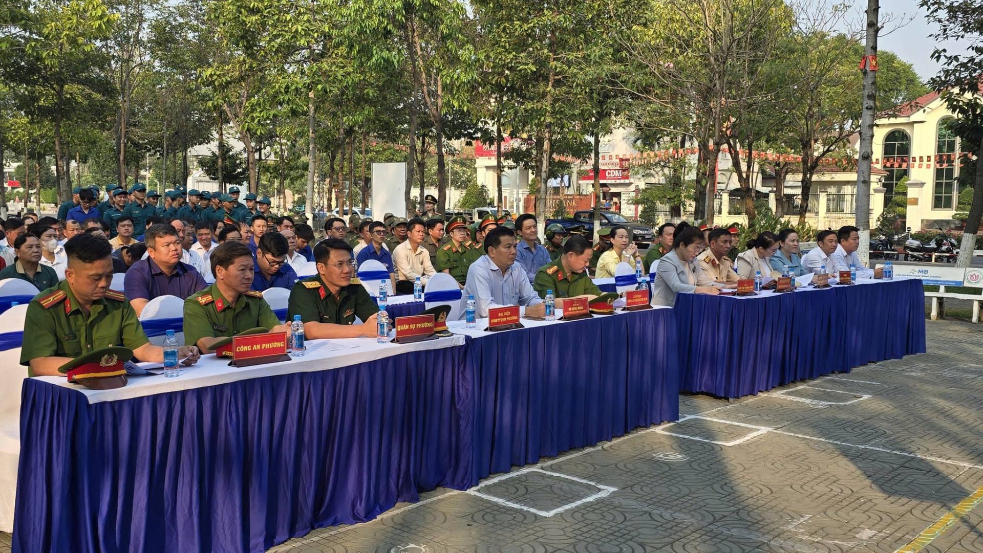 C&oacute; thể l&agrave; h&igrave;nh ảnh về đ&aacute;m đ&ocirc;ng