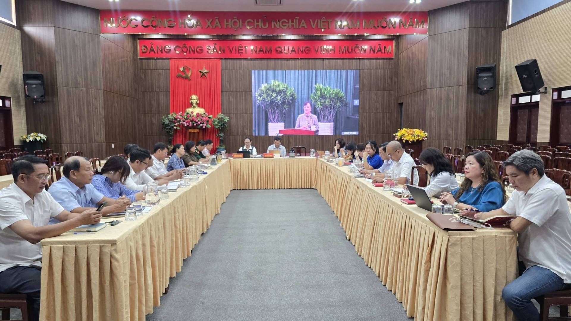 Có thể là hình ảnh về một hoặc nhiều người, cái bục và văn bản