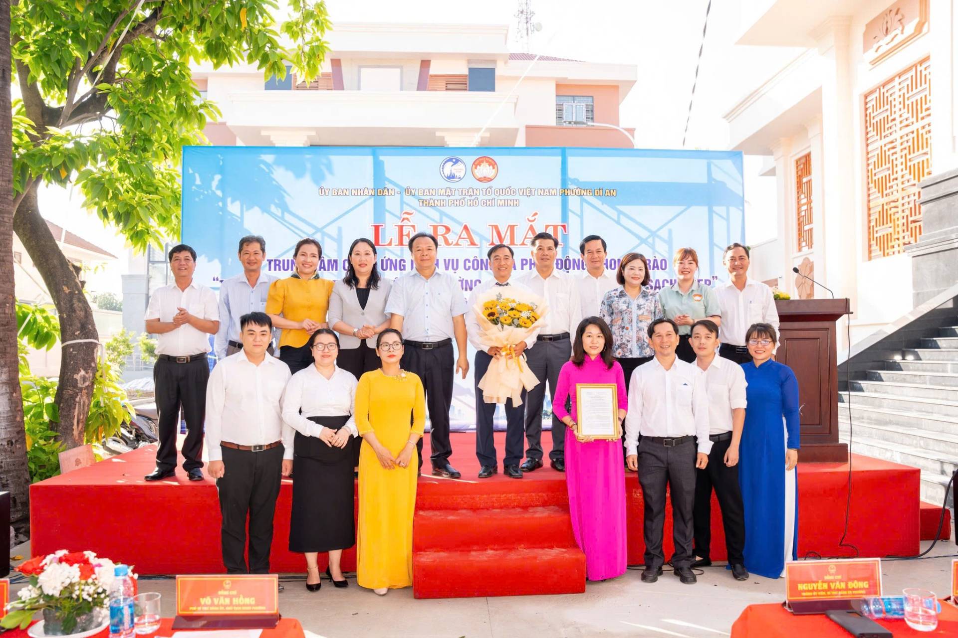 Có thể là hình ảnh về một hoặc nhiều người, đền thờ, cái bục và văn bản cho biết 'ARUSDOSP ಕಅಿಜಾಜವಾಣ NHÂN DAN A. MAT quocTe NAM PИИC . IAN TRUNGÂM ẨM TRUN LÊRA RA MẶT ỪNG VỤ CÔNGS PH CÔN ĐỘNE iNO DEBÀO RÀO юAy HONG S NGUYỄ VÂN ĐÔNG'