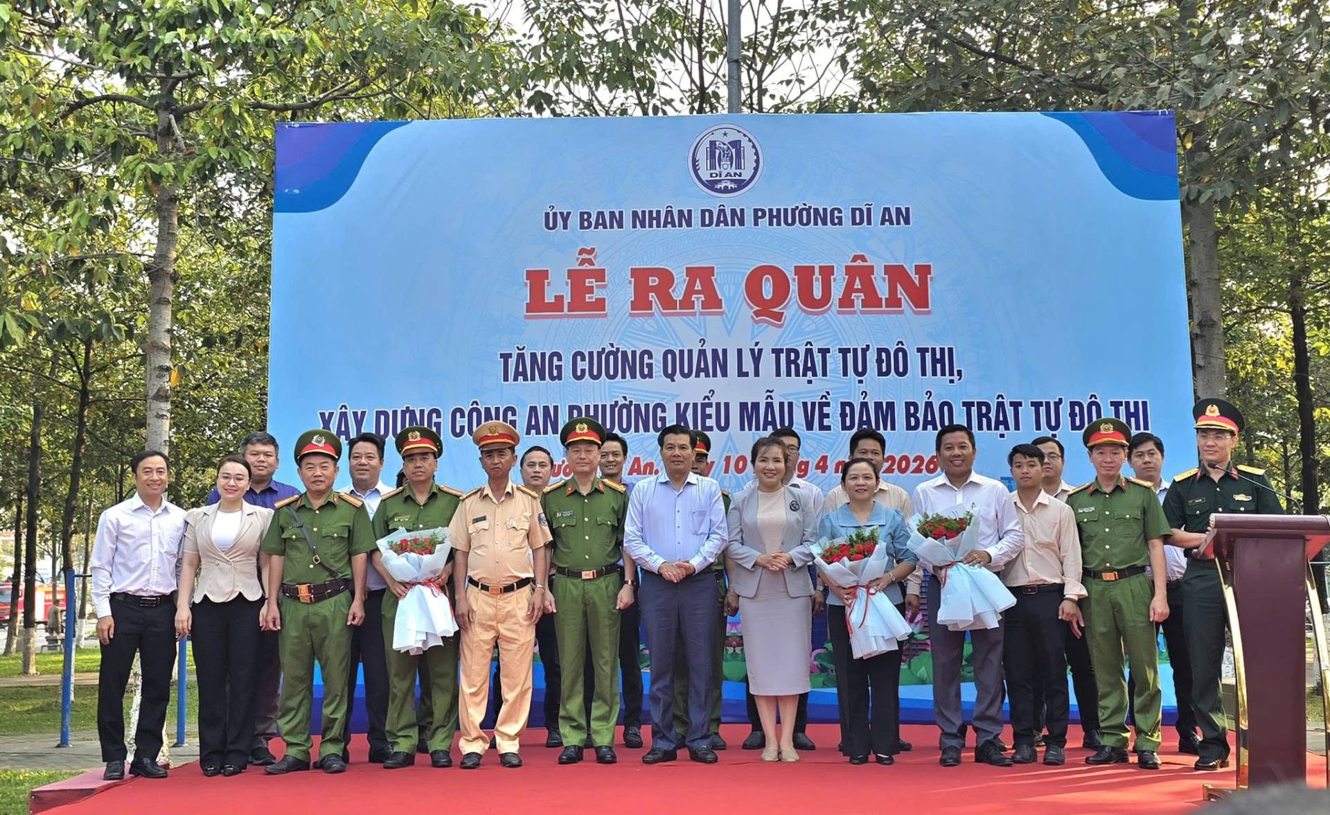 C&oacute; thể l&agrave; h&igrave;nh ảnh về một hoặc nhiều người v&agrave; văn bản cho biết '福 ỦY BAN NH&Acirc;N D&Acirc;N PHƯỞNG DĨ AN LỄ RA QU&Acirc;N TĂNG CƯỜNG QUẢN L&Yacute; TRẬT TRẬTTỰĐ&Ocirc;TH!, TỰ Đ&Ocirc; THỊ, Y&Acirc;YDING VẬY C&Ocirc;NG AN PHƯƯỜNG NGKIỄU MẪU VỀ ĐẢM B&Aacute;OTRẬT BẢO TỰ B&Aacute;OTRẬTTUĐOTHI &Epsilon;&Omega;.&Tau;&Eta; Đ&Ocirc; 10 2026 ก.'