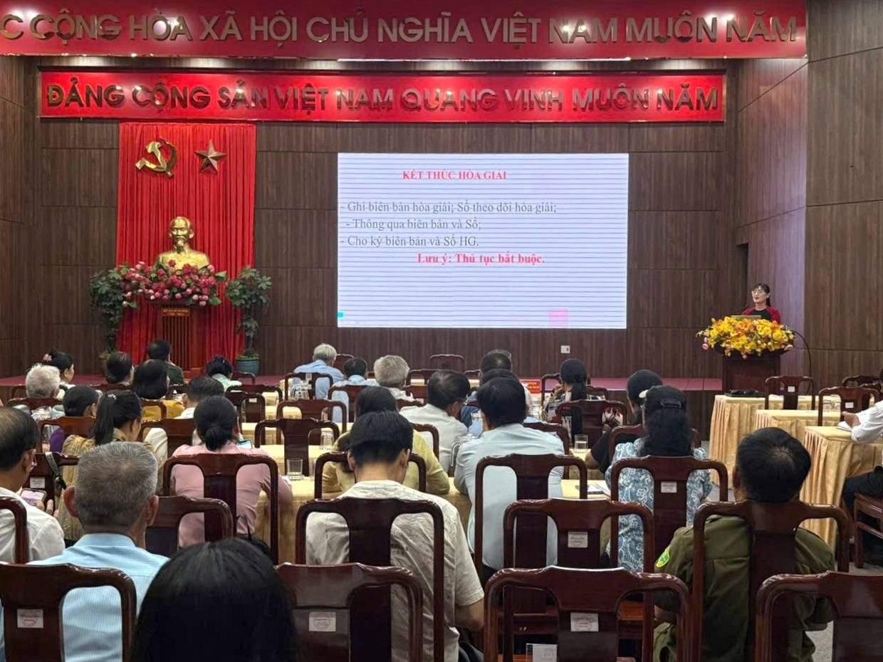 Có thể là hình ảnh về cái bục và văn bản