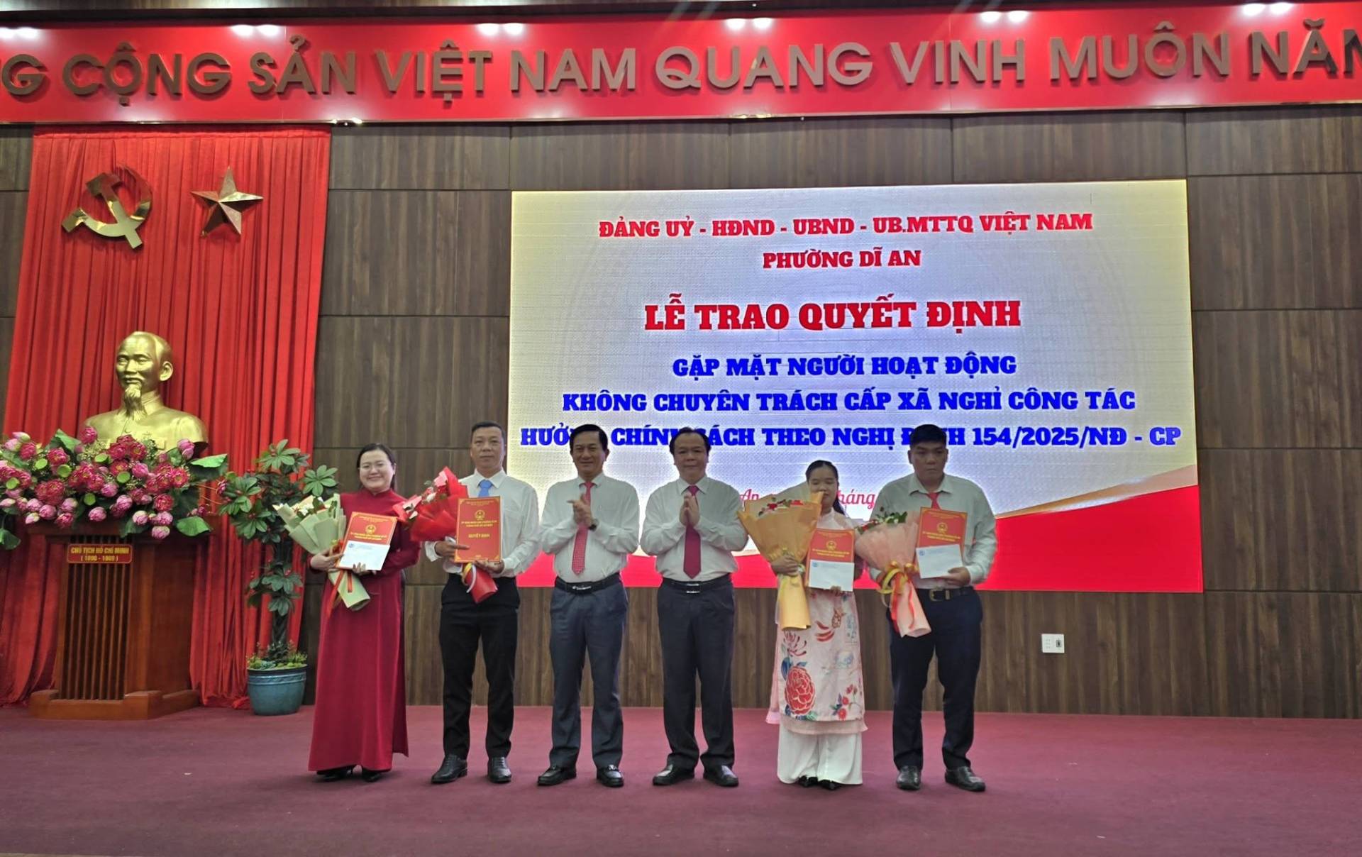 C&oacute; thể l&agrave; h&igrave;nh ảnh về c&aacute;i bục v&agrave; văn bản cho biết 'CỘNG SẢN VIỆT NAM QUANG VINH MU&Ocirc;N NĂ Đ&Agrave;NG UỲ- HDND- UBND . VIỆT NAM PHƯỠNG DĨ AN LỄ TRAO QUYẾT ĐINH GẶP MẶT NGƯỜI HOẠT ĐỘNG KH&Ocirc;NG CHUY&Ecirc;N TR&Aacute;CH CẤP X&Atilde; NCHI C&Ocirc;NG T&Aacute;C HƯỞ H &Aacute;CH HO NGHỊ 日 154/2025/NĐ CP r&aacute;ng'