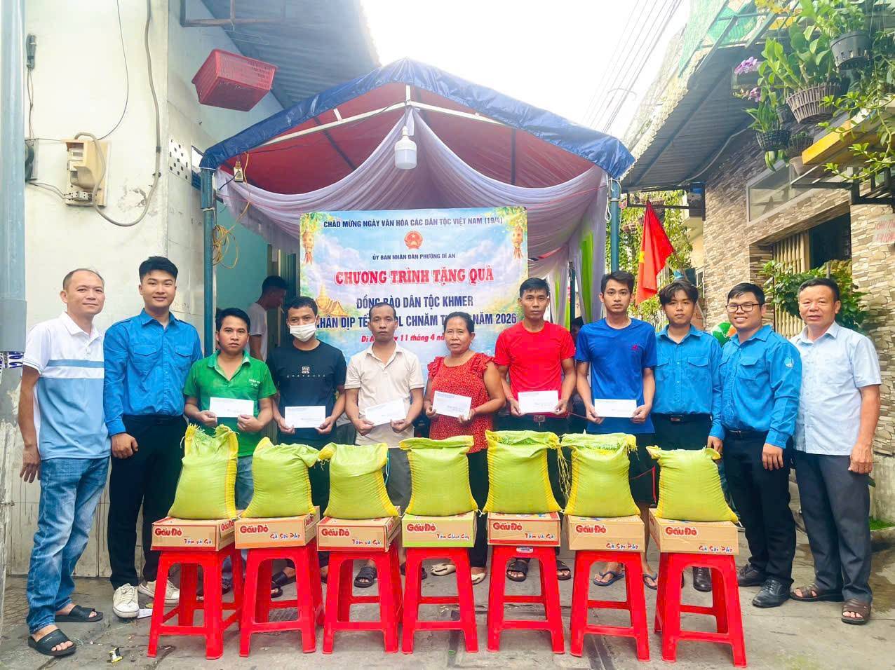 C&oacute; thể l&agrave; h&igrave;nh ảnh về một hoặc nhiều người v&agrave; văn bản