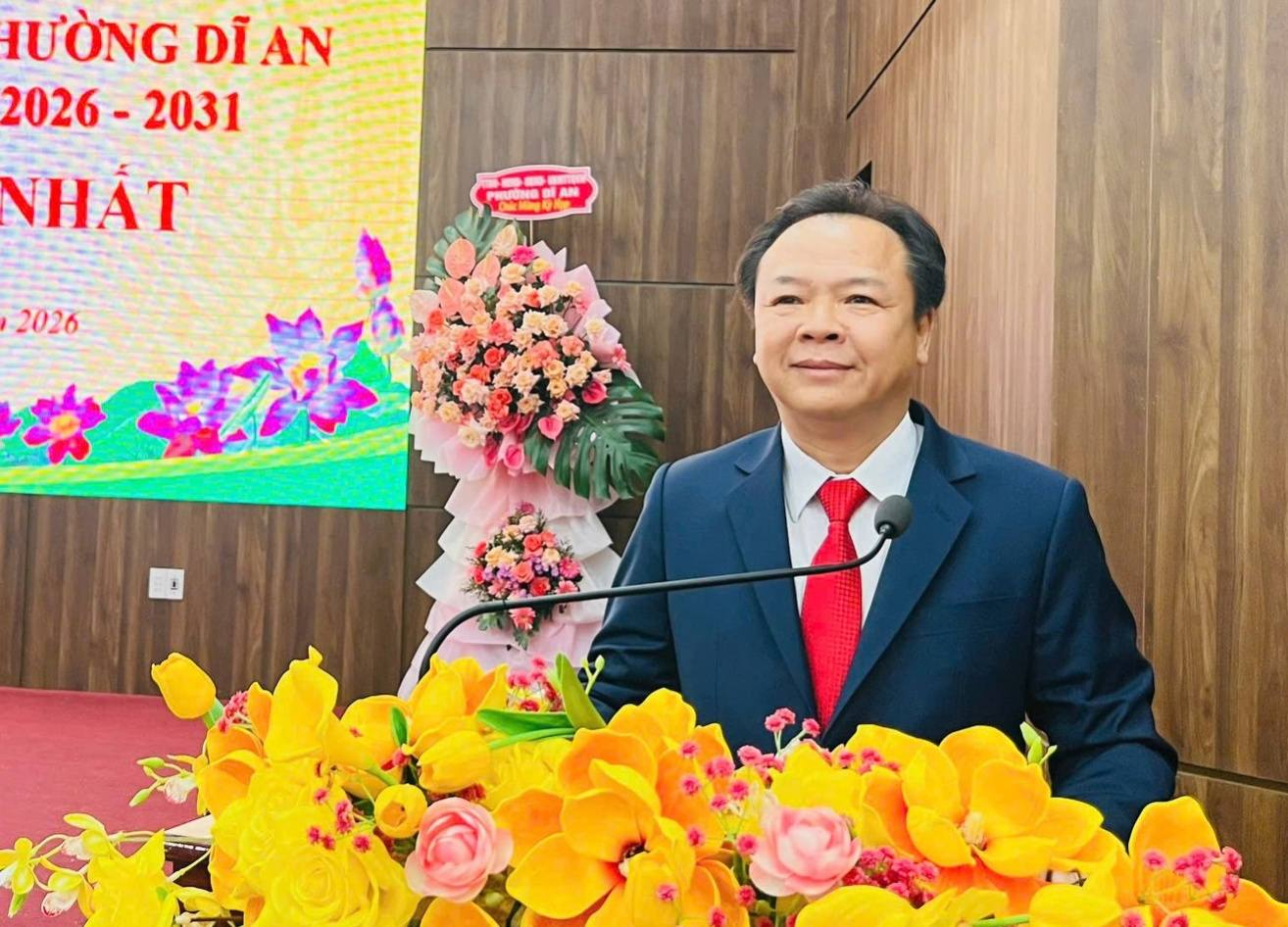Có thể là hình ảnh về hoa, cái bục và văn bản