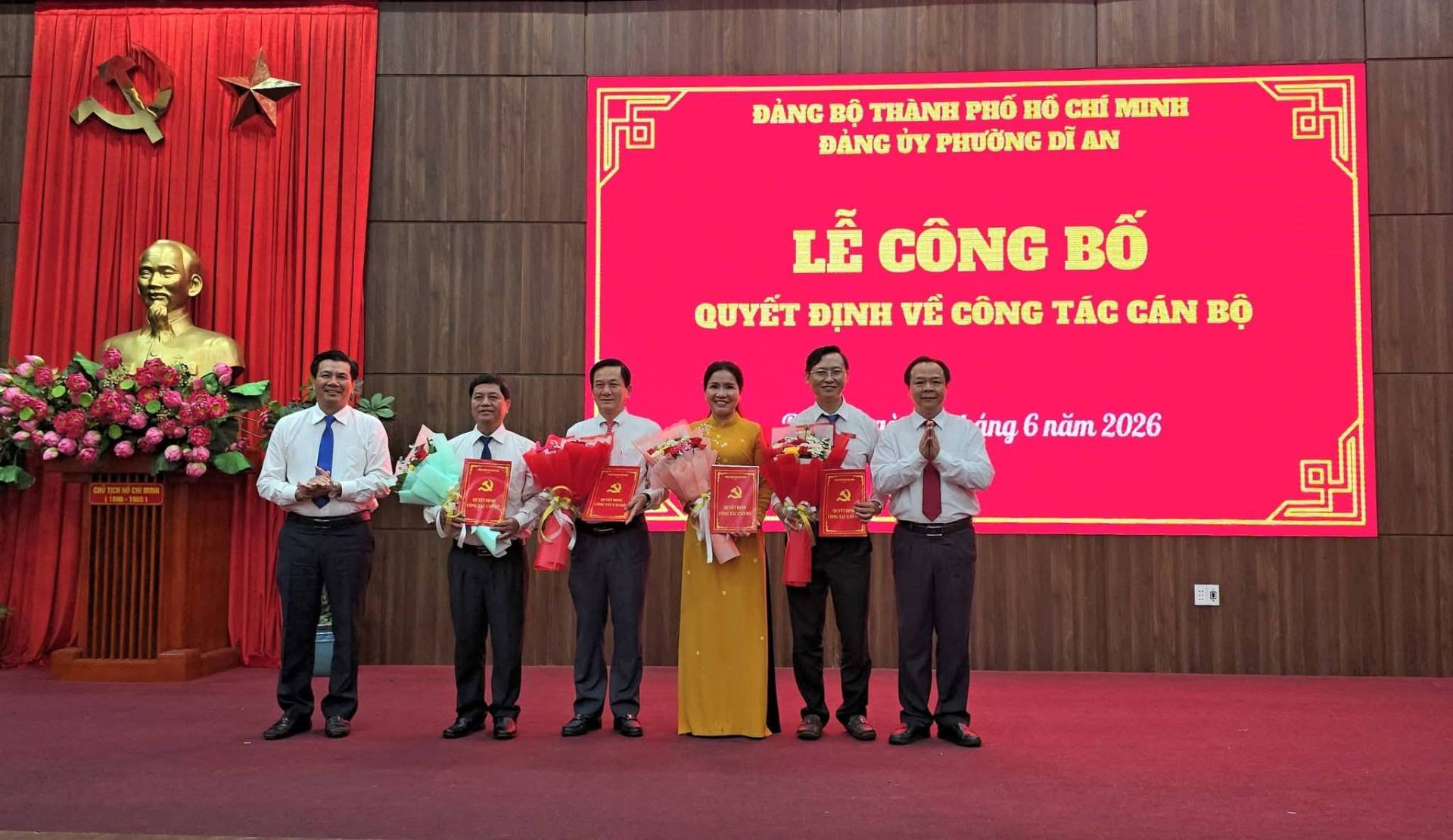 Có thể là hình ảnh về một hoặc nhiều người, đền thờ và văn bản cho biết 'ĐẢNG BỘ THÀNH PHỐ Hό CHÍ MINH ĐÀNG لان PHƯỠNG DĨ AN LỄ CÔNG BỐ QUYẾT ĐỊNH VỄ CÔNG TÁC CÁN BỘ áng 6 năm 2026 国 三车 I'