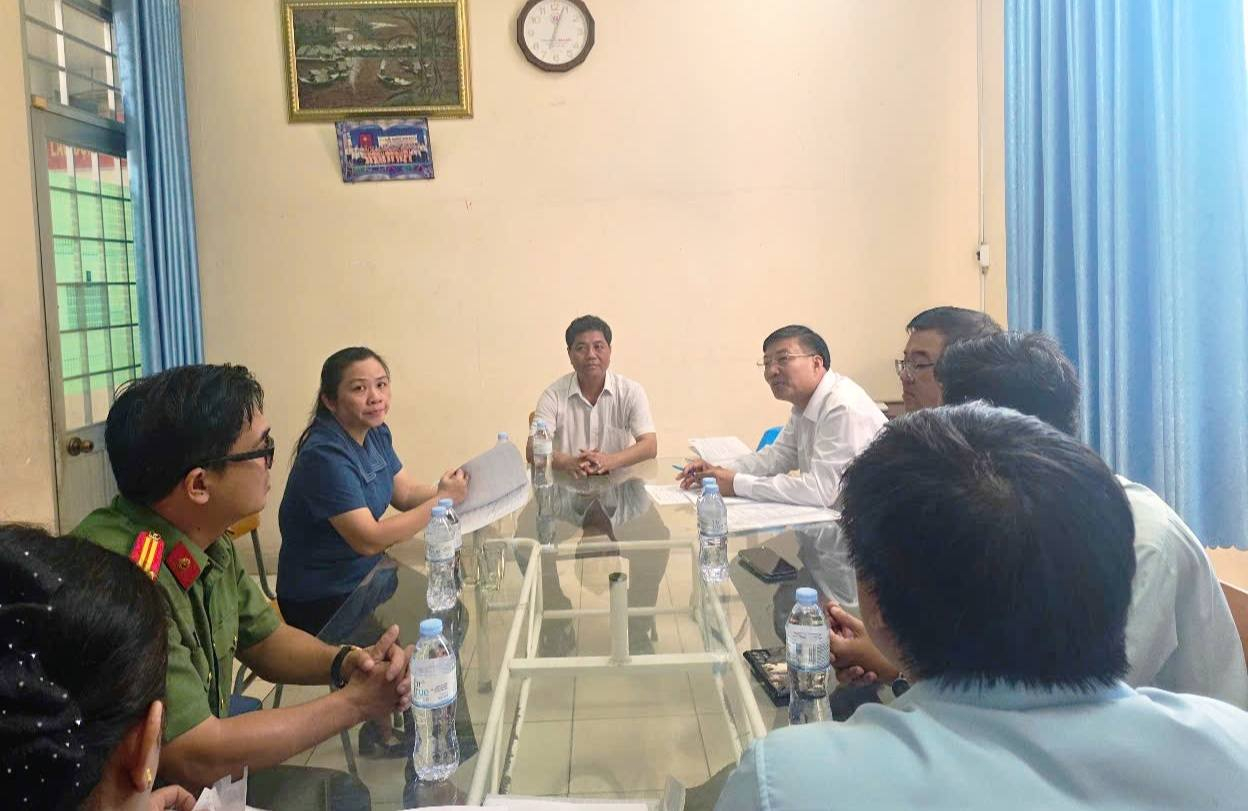 C&oacute; thể l&agrave; h&igrave;nh ảnh về một hoặc nhiều người, mọi người đang học v&agrave; văn bản
