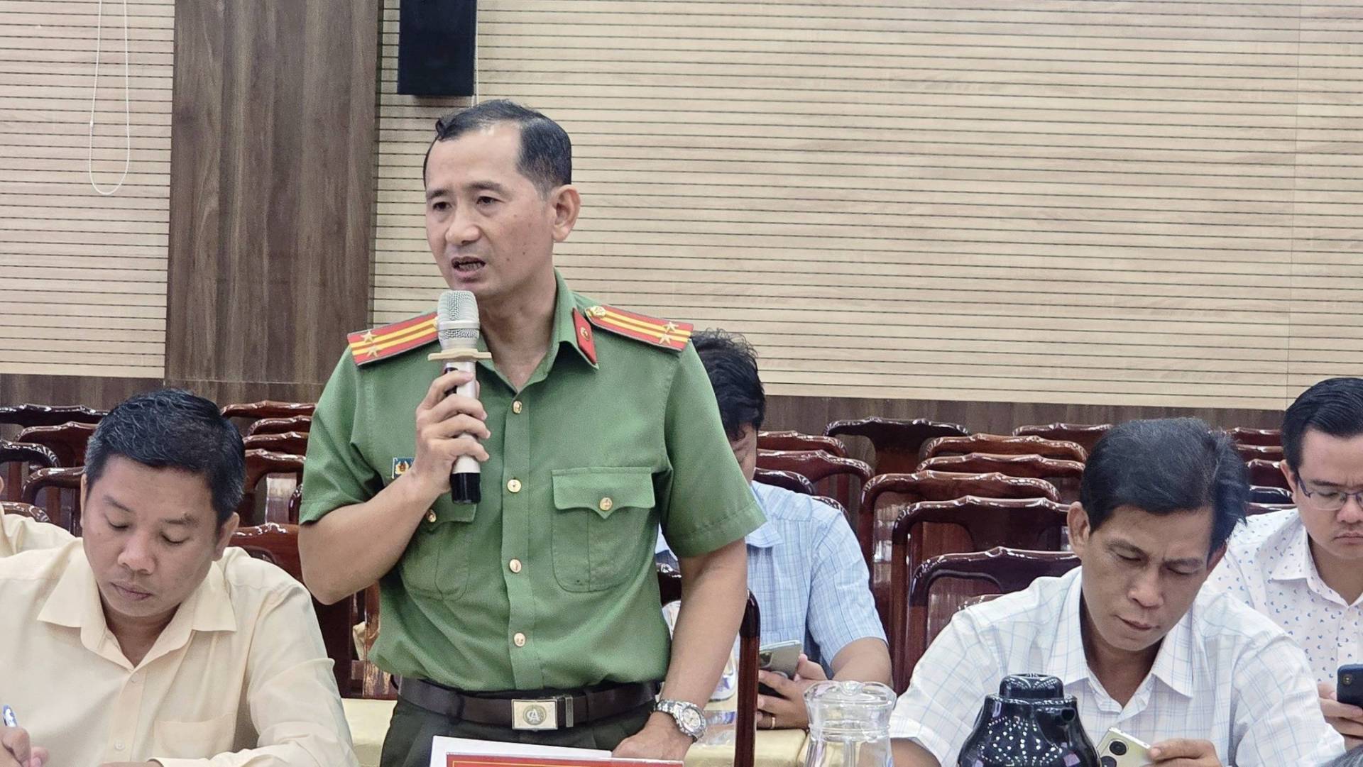 Có thể là hình ảnh về một hoặc nhiều người và văn bản