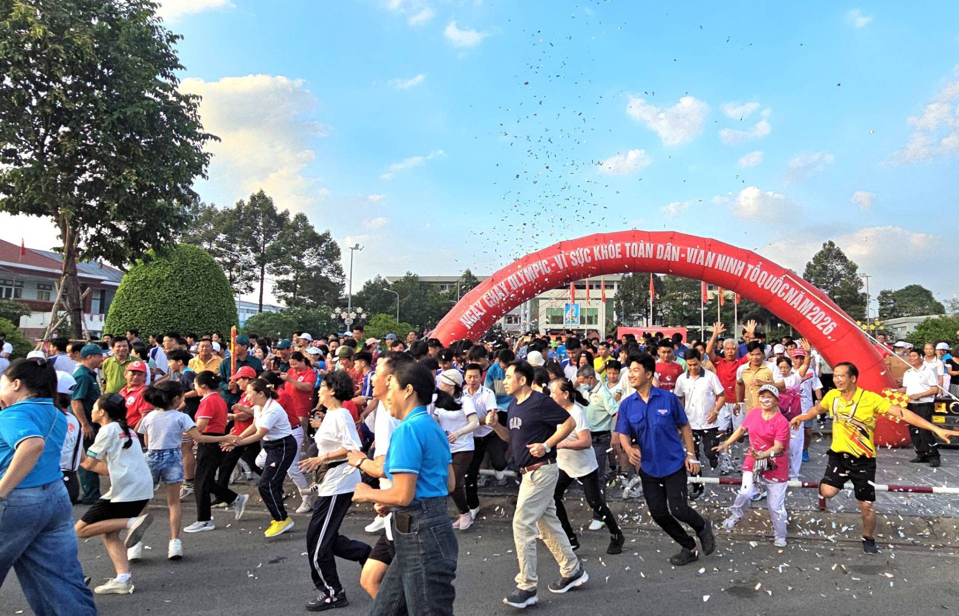C&oacute; thể l&agrave; h&igrave;nh ảnh về một hoặc nhiều người, đ&aacute;m đ&ocirc;ng v&agrave; văn bản