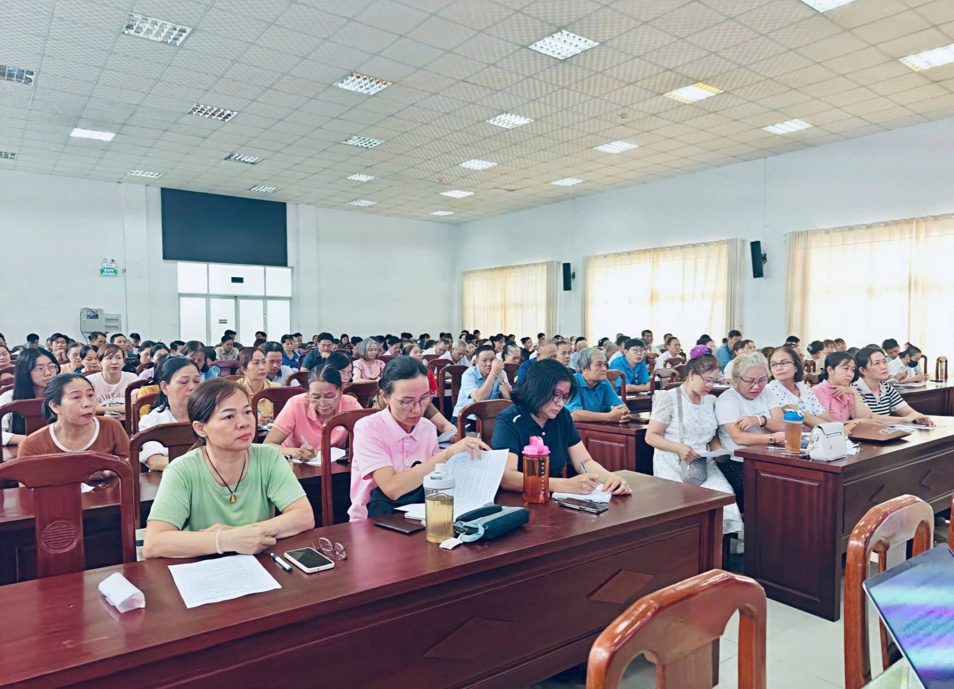 Có thể là hình ảnh về một hoặc nhiều người và mọi người đang học