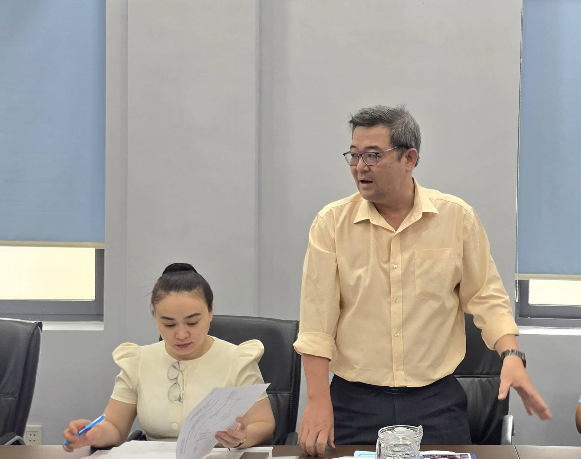 C&oacute; thể l&agrave; h&igrave;nh ảnh về một hoặc nhiều người, mọi người đang học v&agrave; ph&ograve;ng tin tức