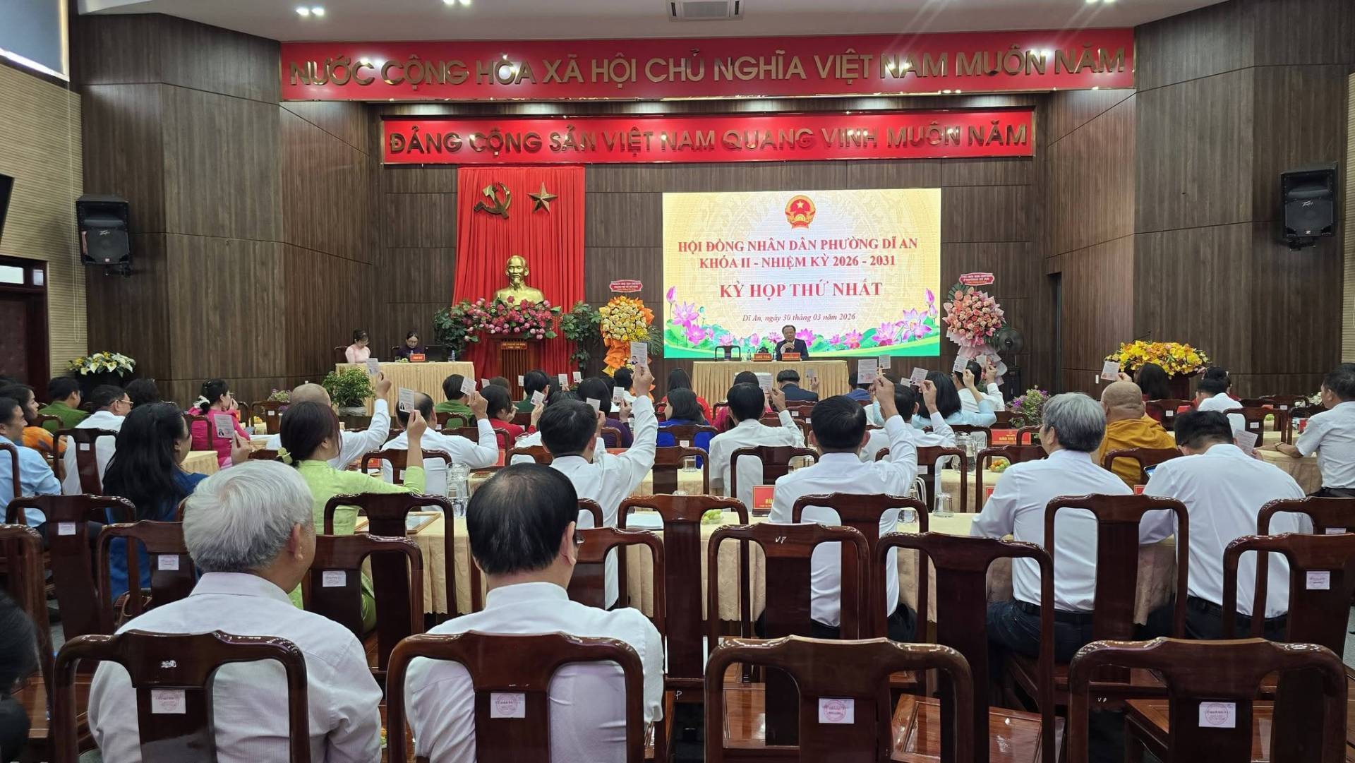 Có thể là hình ảnh về cái bục, đền thờ và văn bản