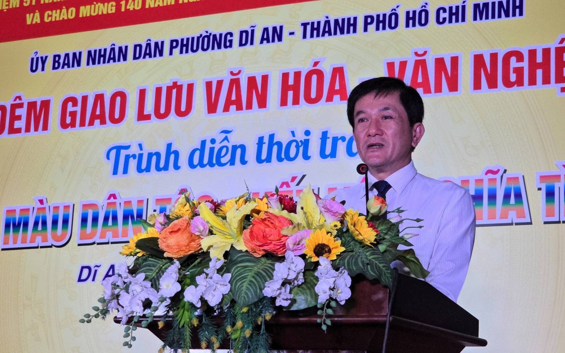 Có thể là hình ảnh về văn bản cho biết 'EM VÀ CHÀO MỪNG 140 NATT THÀNH PHỐ HỒ CHÍ MINH ỦY BAN NHÂN DÂN PHƯỞNG DĨ AN VĂN NGHI ÊM GIAO LƯU VĂN HÓA Trình diễn thời tro MÀU DÂNLT DÂN DĨA TAT I'