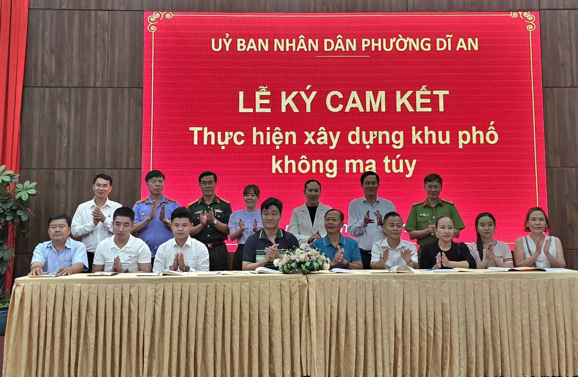 C&oacute; thể l&agrave; h&igrave;nh ảnh về một hoặc nhiều người v&agrave; văn bản cho biết 'နွေ U&Yacute; BAN NH&Acirc;N D&Acirc;N PHƯỜNG DĨ AN LỄ &kappa;' CA KẾT Thực hiện x&acirc;y dựng khu phố kh&ocirc;ng ma t&uacute;y'