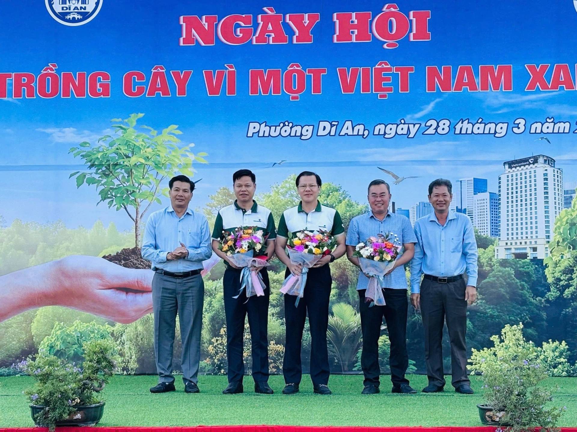 C&oacute; thể l&agrave; h&igrave;nh ảnh về c&acirc;y v&agrave; văn bản cho biết 'UN ዱ PIU U 不下 NG&Agrave;Y HỘI TRỒNG C&Acirc;Y V&Igrave; MỘT VIỆT NAM XA Phưởng Di DiAn, An, ng&agrave;y 28 th&aacute;ng 3 năm'