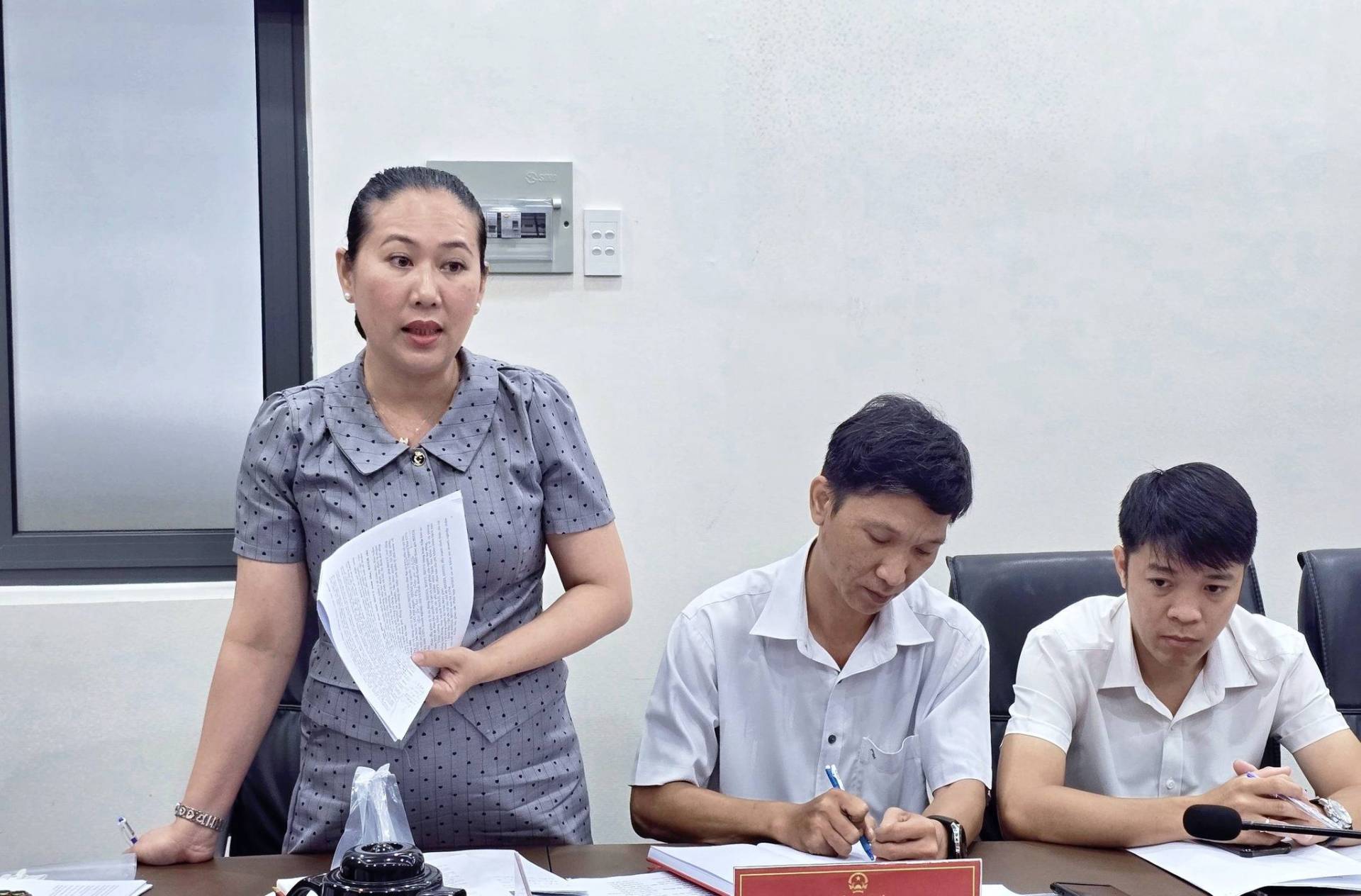 C&oacute; thể l&agrave; h&igrave;nh ảnh về một hoặc nhiều người, mọi người đang học v&agrave; văn bản