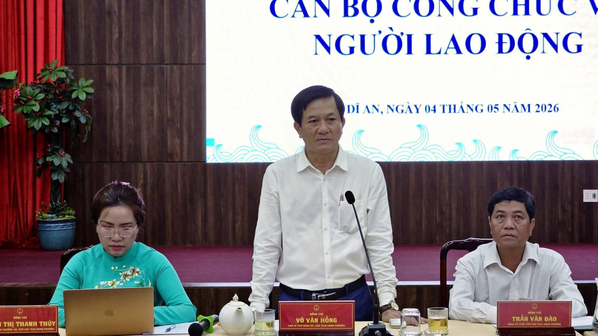 Có thể là hình ảnh về một hoặc nhiều người và văn bản