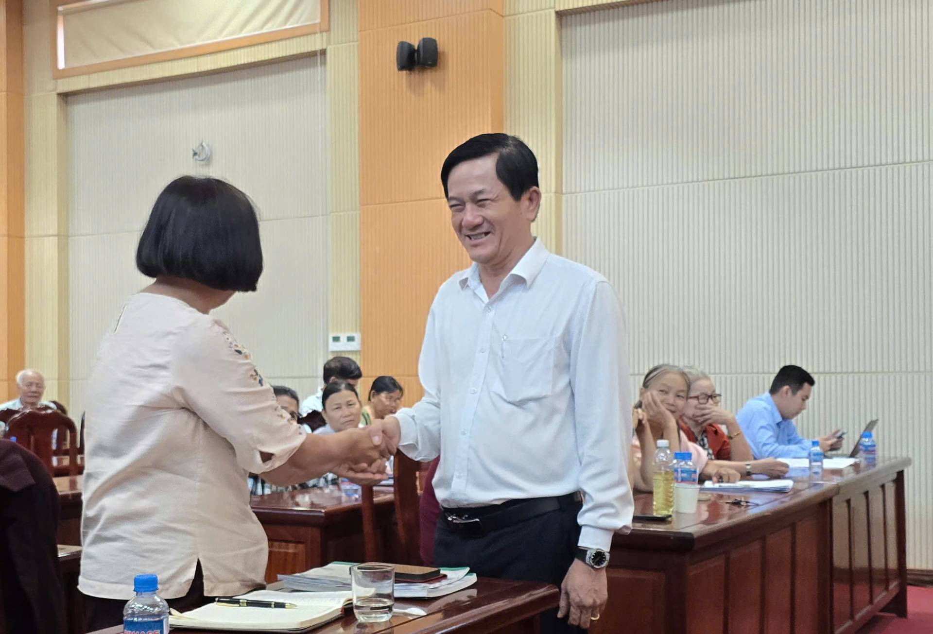 Có thể là hình ảnh về một hoặc nhiều người và văn bản