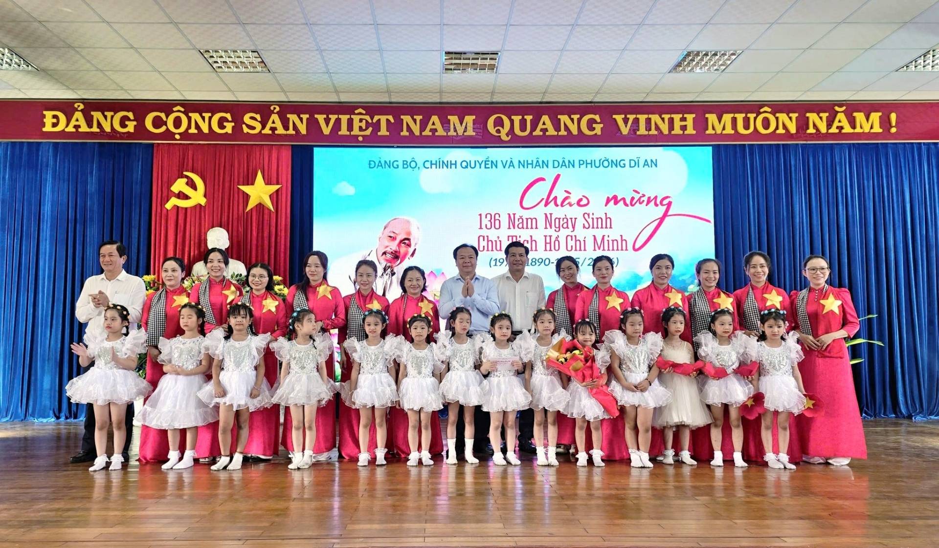 C&oacute; thể l&agrave; h&igrave;nh ảnh về đang khi&ecirc;u vũ v&agrave; văn bản cho biết 'ĐẢNG CỘNG SẢN VIỆT NAM QUANG VINH MU&Ocirc;N NĂM! ! 風 Đ&Agrave;NG BỘ, CH&Iacute;NH &upsilon;έ&Nu; V&Agrave; NH&Acirc;N DAN PHƯỠNG DĨ AN Ch&agrave;o Sinh Minh mừng mừng 136 Năm Ng&agrave;y Chủ, mich Hồ Ch&iacute; (19 1890-'