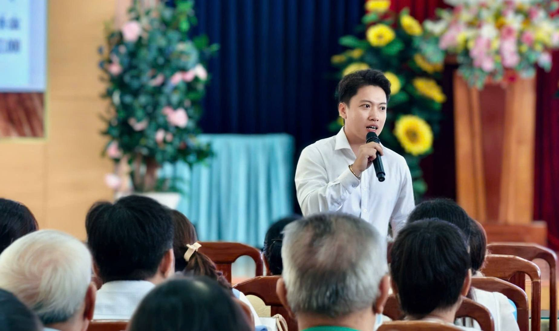 Có thể là hình ảnh về một hoặc nhiều người và cái bục